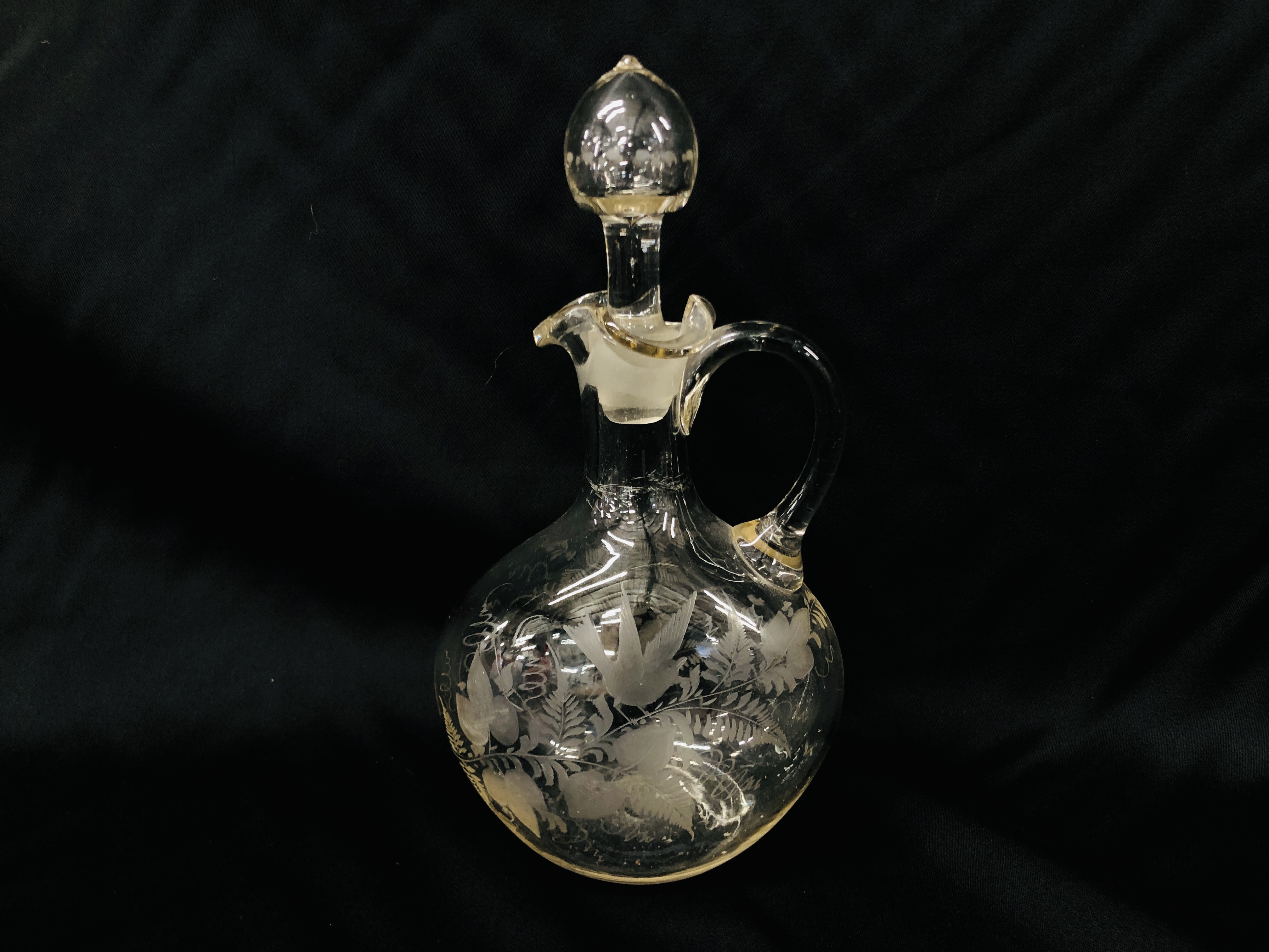 MARY GREGORY CRANBERRY VASE, VINTAGE CLEAR GLASS DECANTER WITH ETCHED FERN AND BIRD DESIGN. - Image 9 of 10