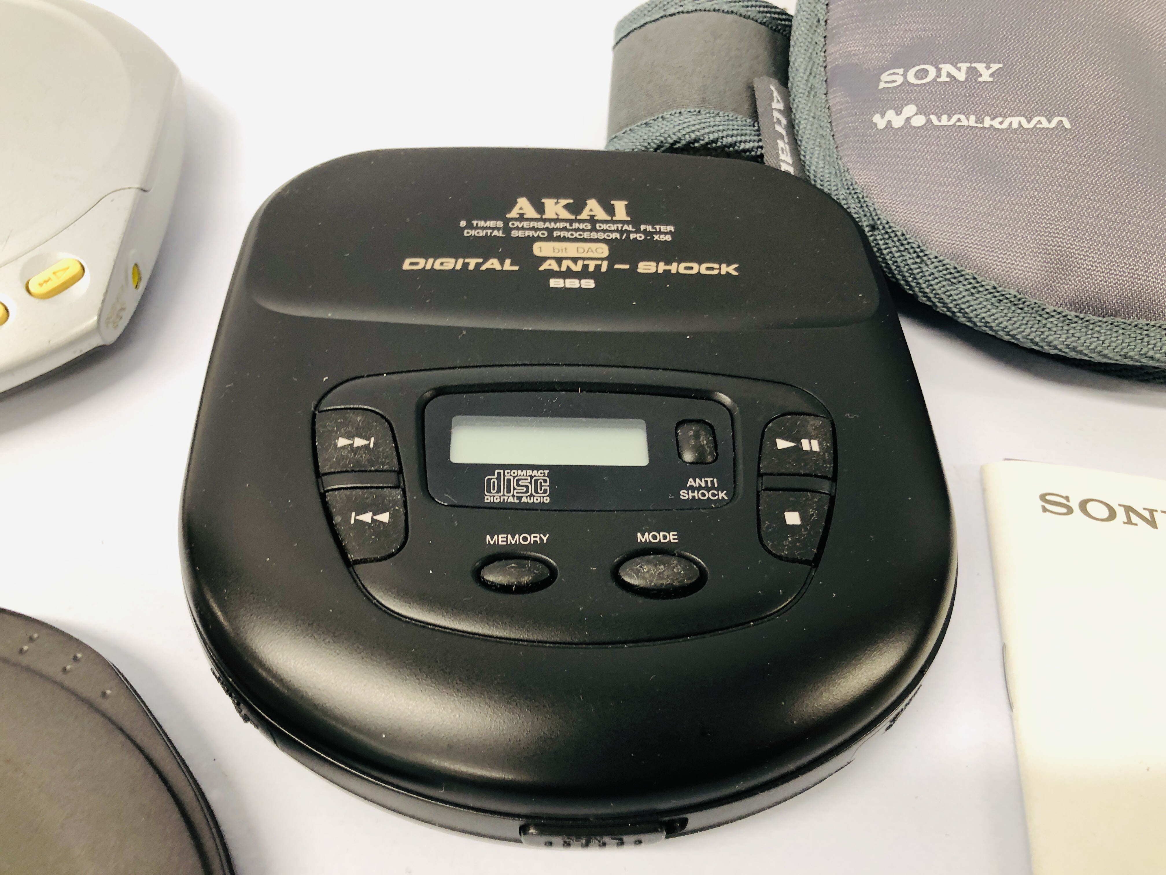 3 X WALKMANS TO INCLUDE SONY CD D-EJ2000, SONY CD ESPMAX D-E330, AKAI PD-X56 - SOLD AS SEEN. - Image 4 of 5