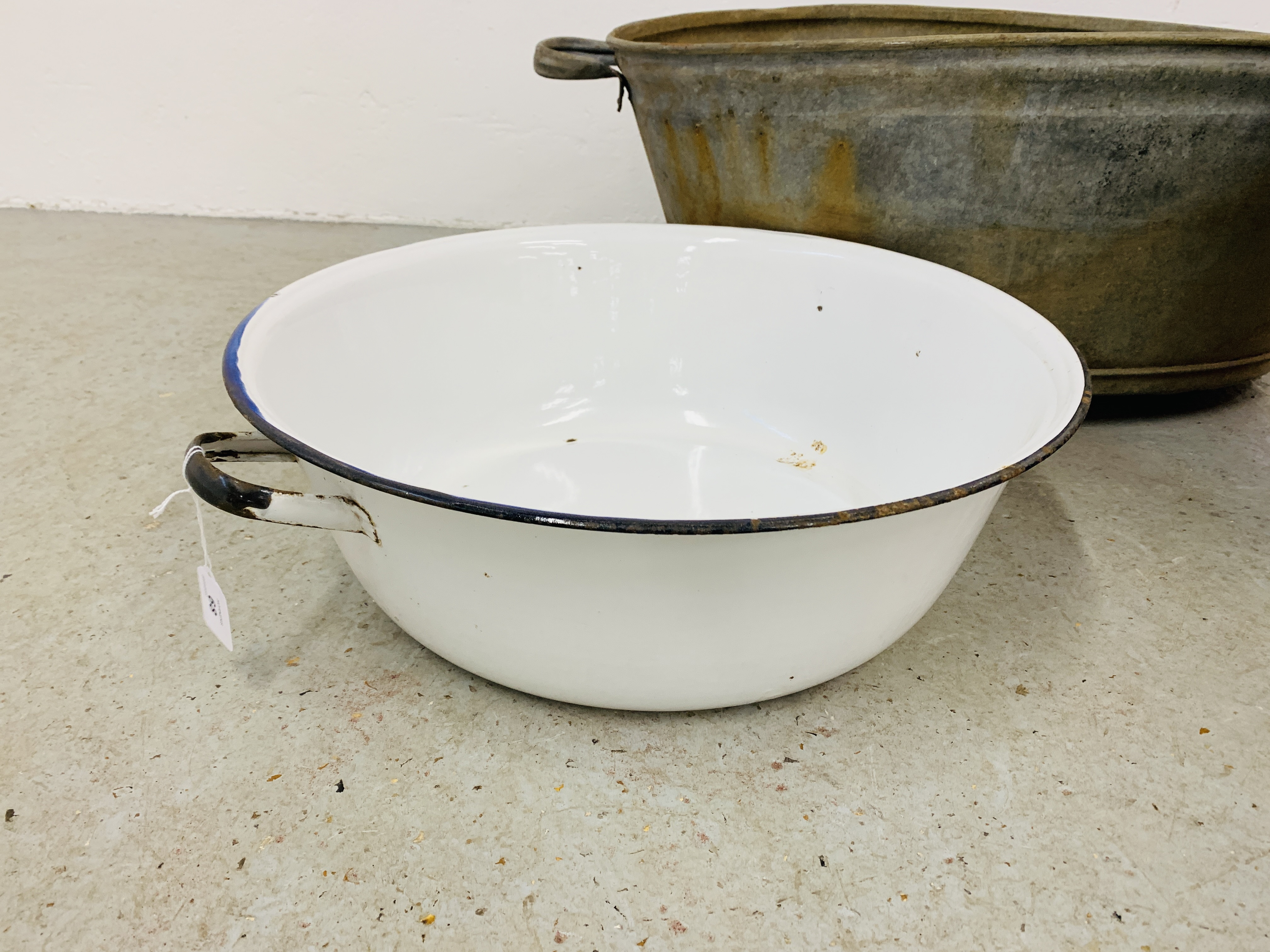 VINTAGE TWO HANDLED TIN BATH AND A BUCKET ALONG WITH A TWO HANDLED ENAMELLED PAN - Image 2 of 7