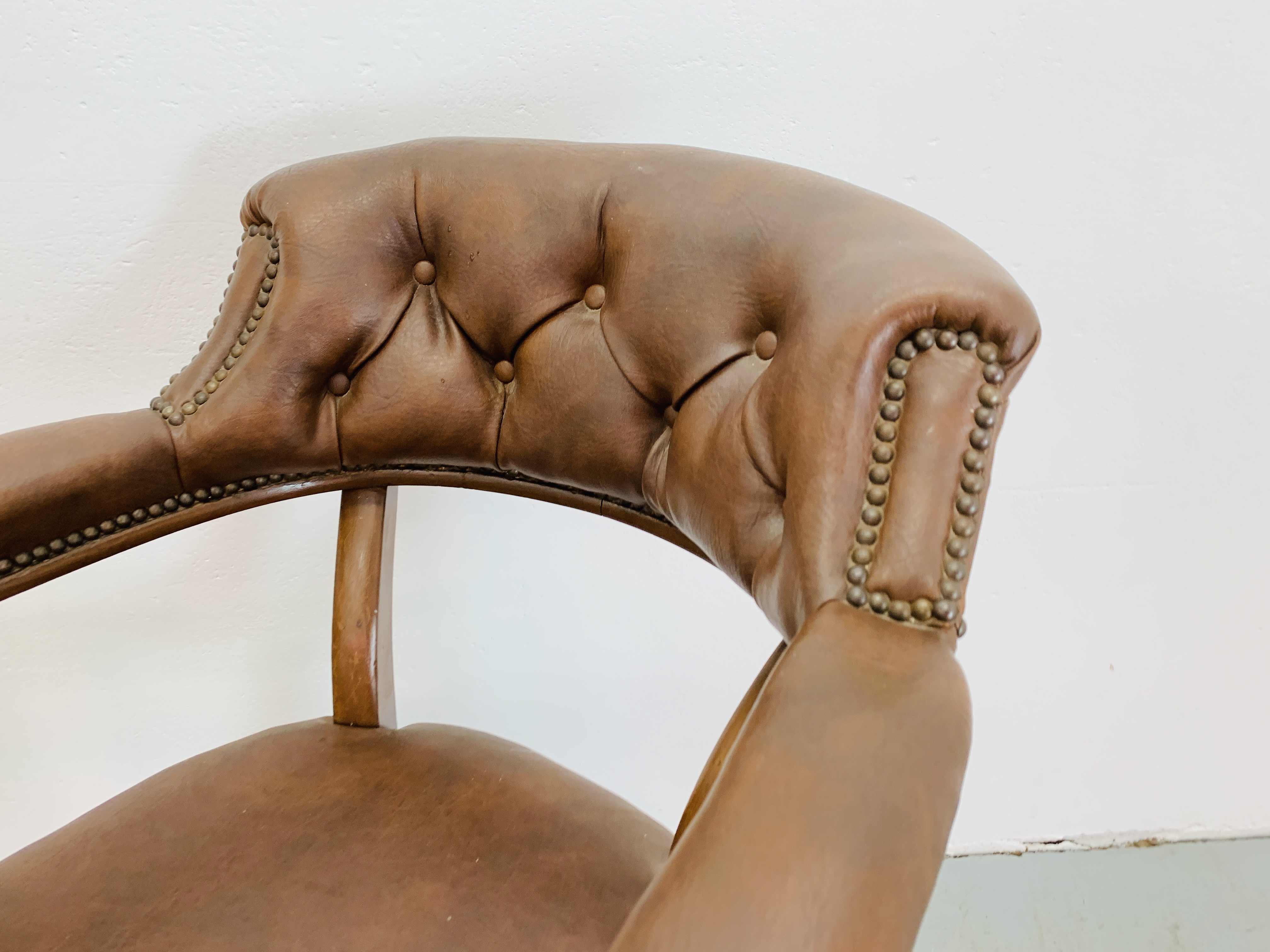 A REPRODUCTION BROWN LEATHER OFFICE CHAIR WITH STUDD DETAIL ALONG WITH A SMALL SINGLE DOOR TURNED - Image 3 of 8