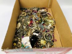 BOX OF MIXED COSTUME JEWELLERY TO INCLUDE SOME SILVER, ETC.