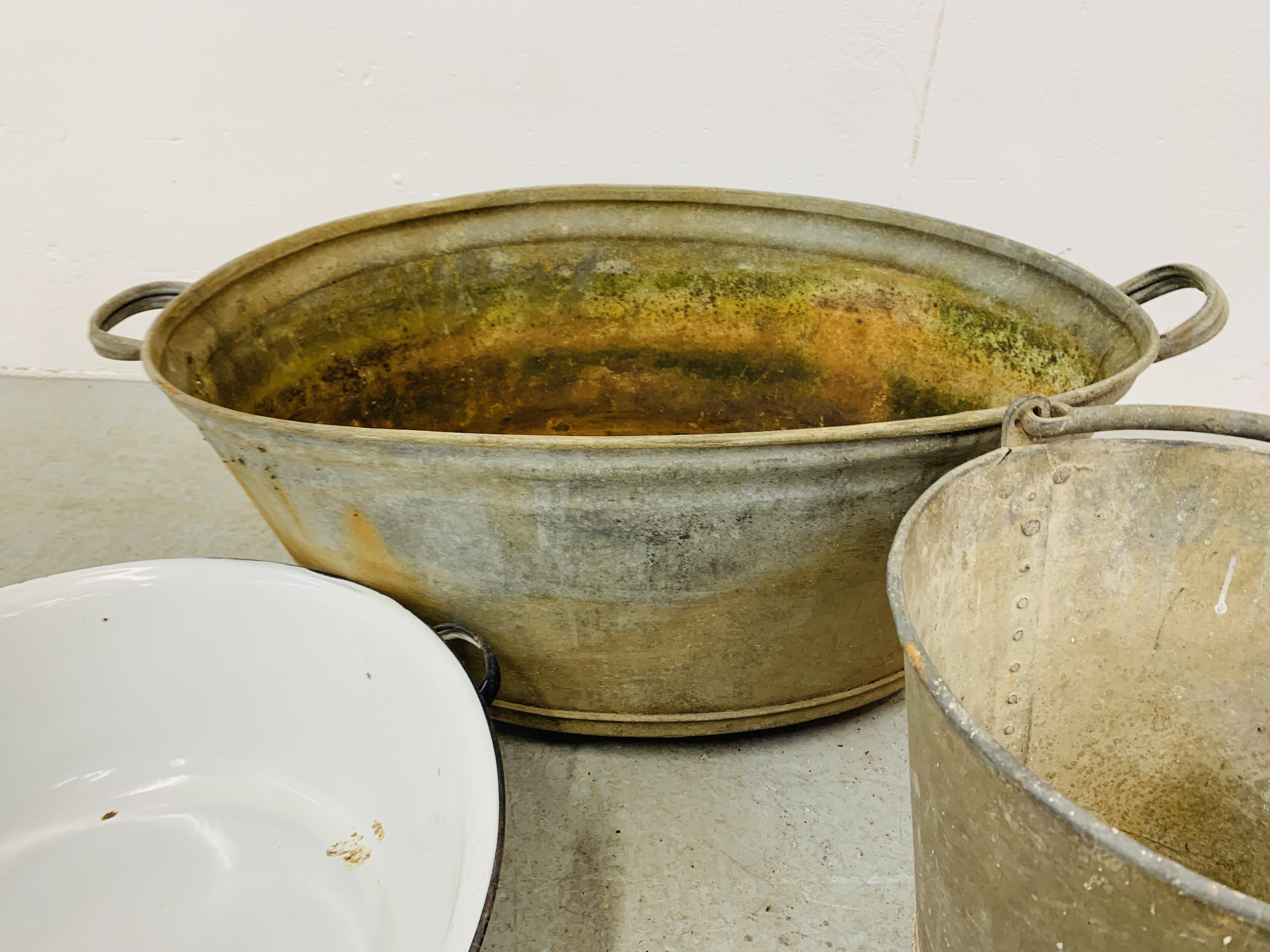 VINTAGE TWO HANDLED TIN BATH AND A BUCKET ALONG WITH A TWO HANDLED ENAMELLED PAN - Image 7 of 7
