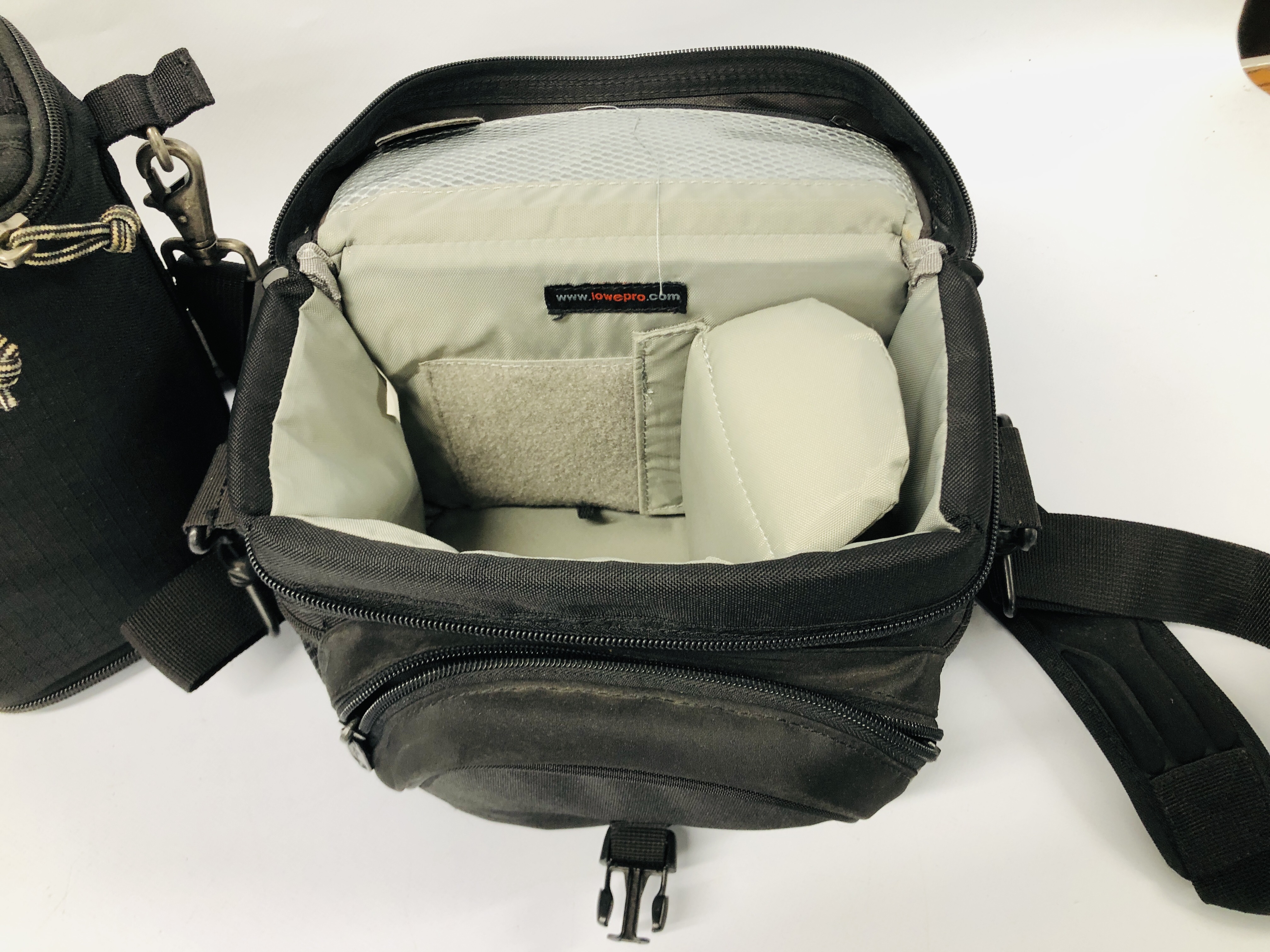 3 X VARIOUS PADDED CAMERA BAGS TO INCLUDE LOWPRO AND THINKTANK - Image 3 of 6