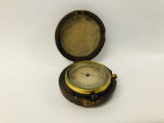 VINTAGE GILT CASED COMPASS IN FITTED LEATHER CASE.