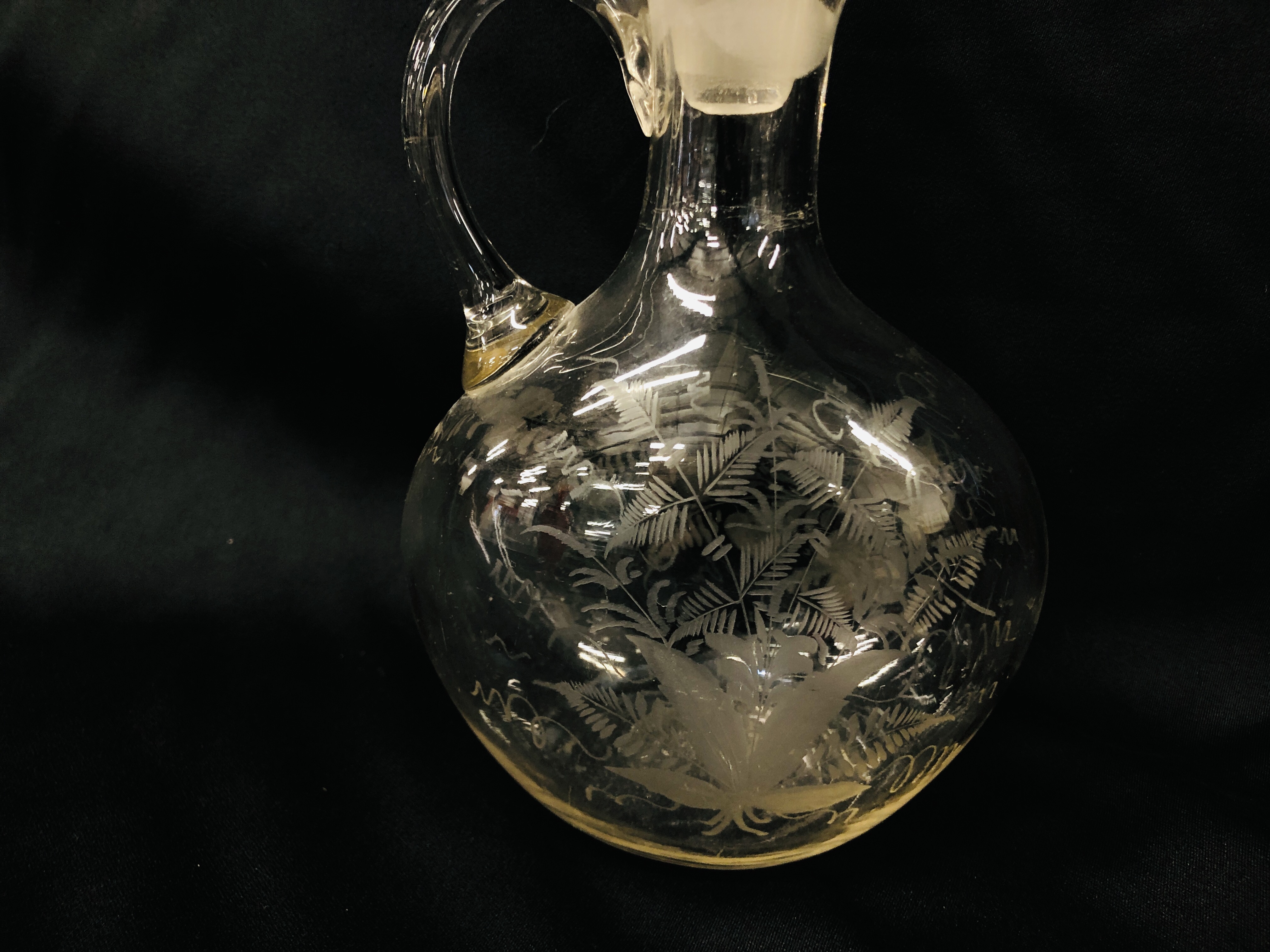 MARY GREGORY CRANBERRY VASE, VINTAGE CLEAR GLASS DECANTER WITH ETCHED FERN AND BIRD DESIGN. - Image 7 of 10
