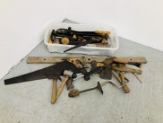 A BOX CONTAINING VINTAGE TOOLS TO INCLUDE SAWS, HAMMERS, PICKS, AXES ETC.