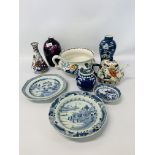 COLLECTION OF ORIENTAL CHINA TO INCLUDE 2 X BLUE AND WHITE PLATES, SAUCER,