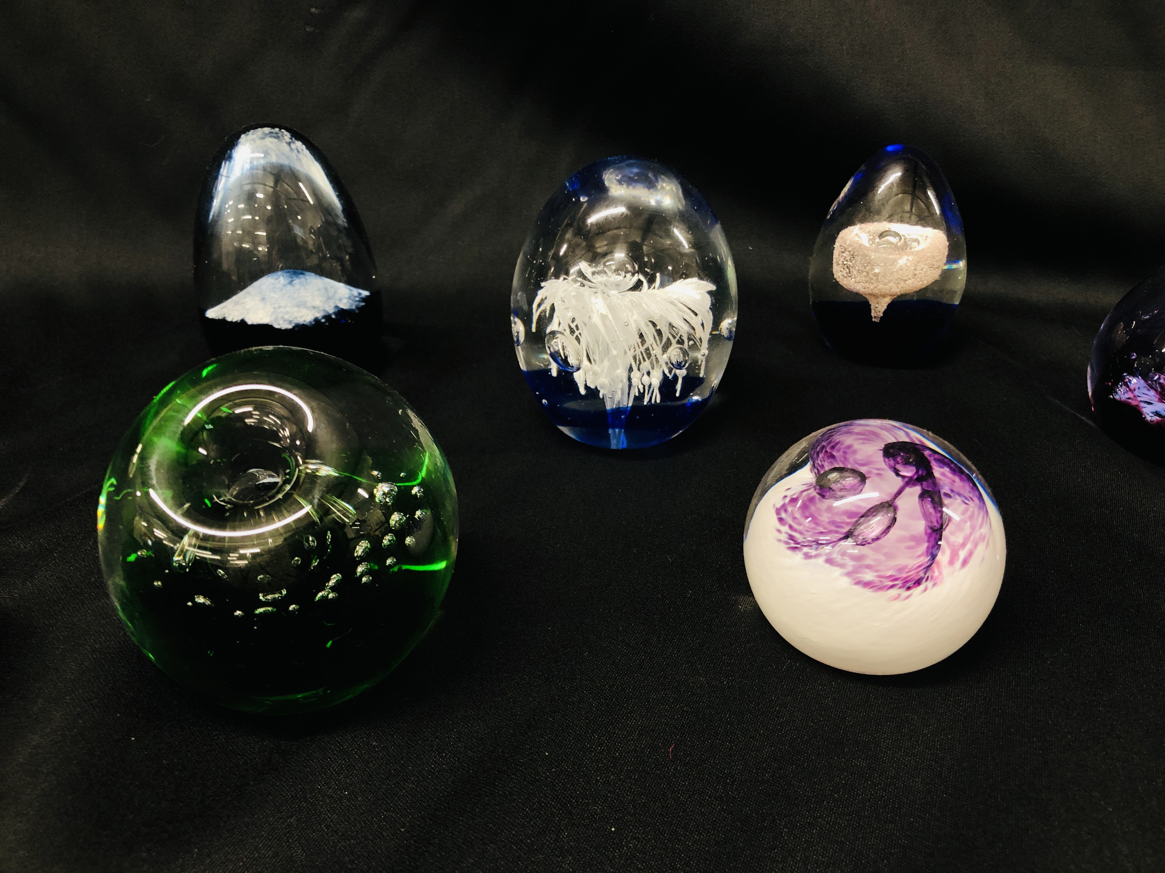 SEVEN GLASS PAPERWEIGHTS TO INCLUDE 3 MARKED CAITHNESS SCOTLAND. - Image 3 of 4