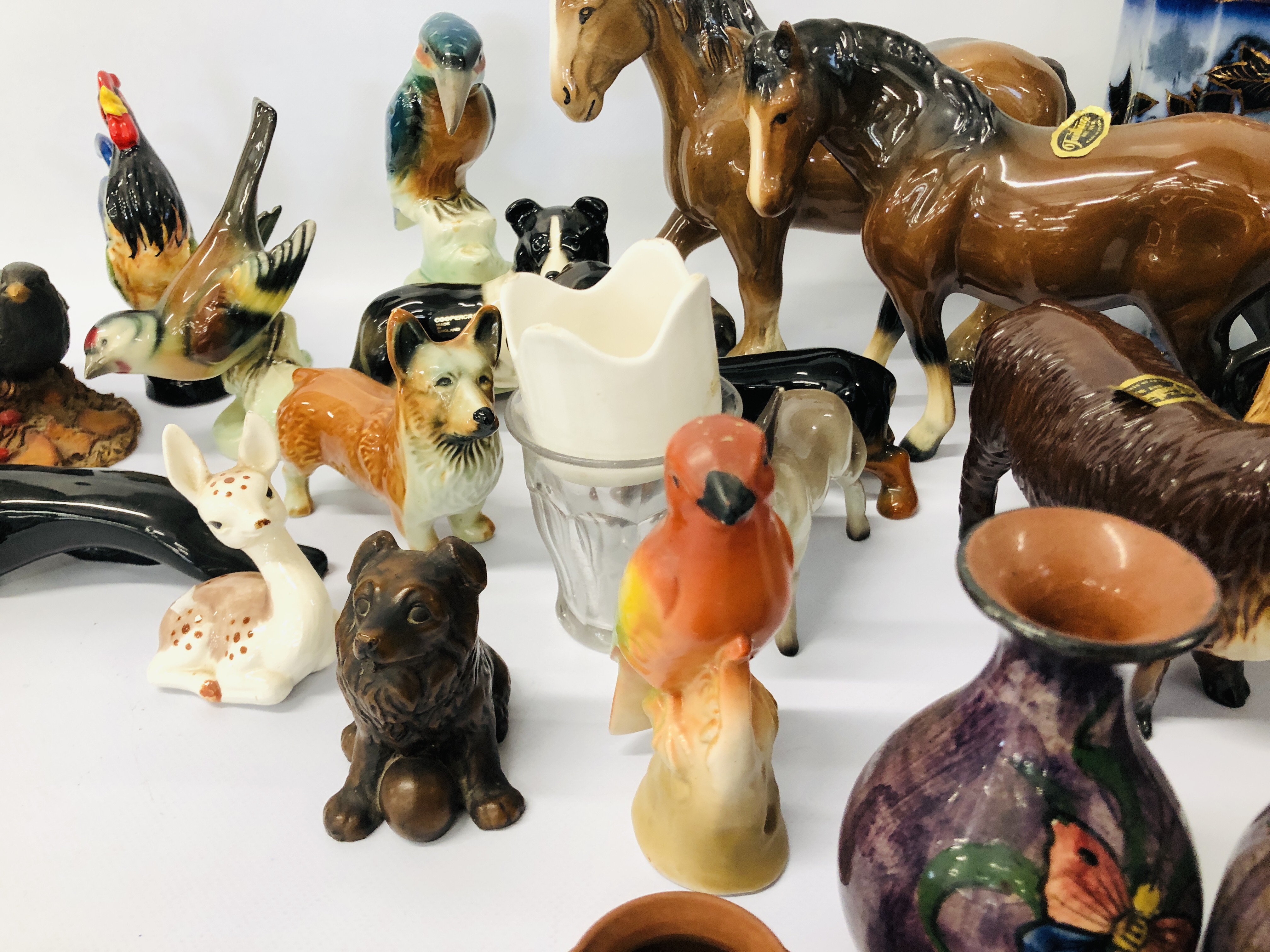 AN EXTENSIVE GROUP OF ANIMAL FIGURES AND DECORATIVE EFFECTS TO INCLUDE FENTON, COOPERCRAFT, - Image 4 of 18
