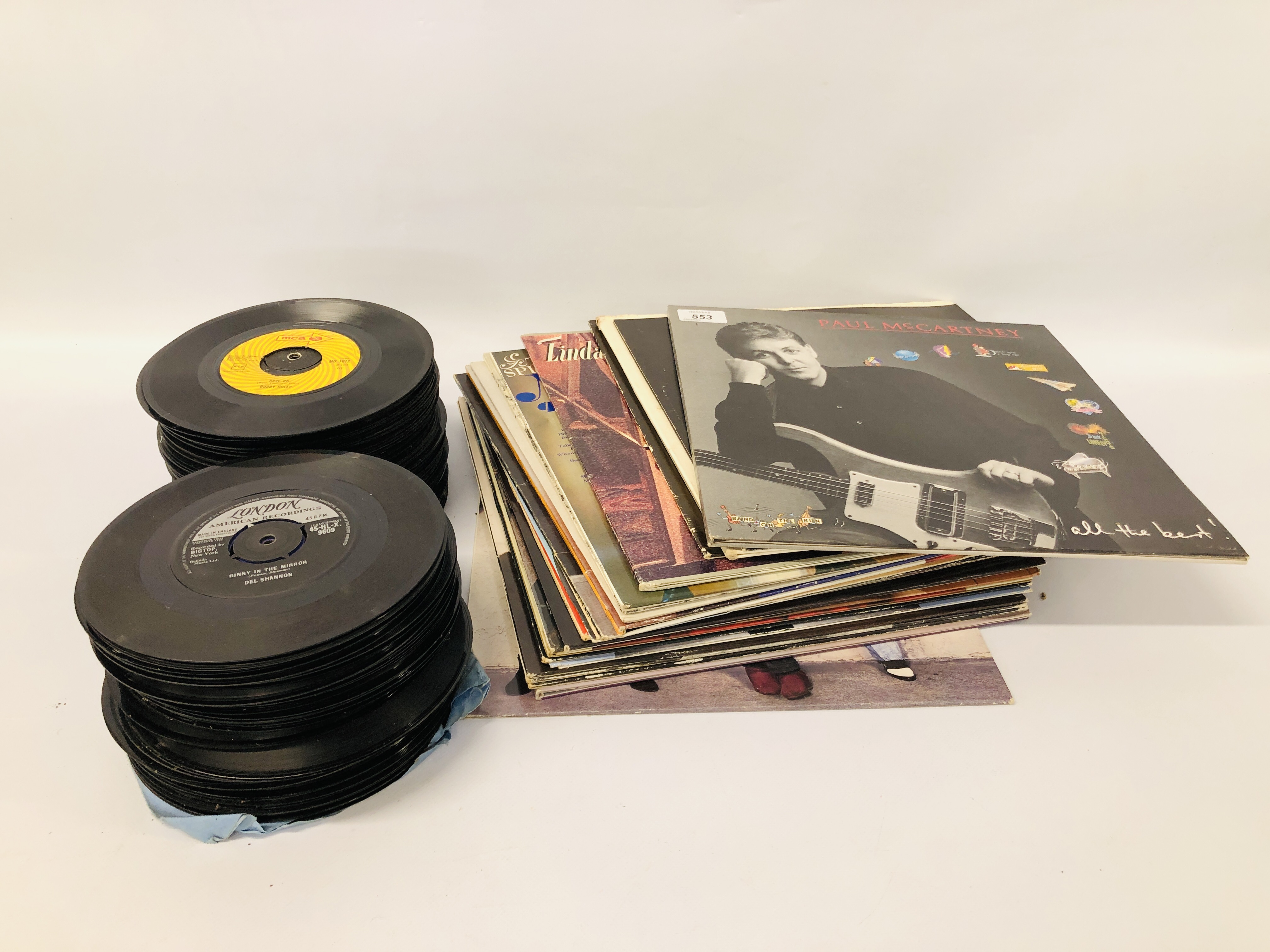 A COLLECTION OF 24 MIXED RECORDS TO INCLUDE THE BEATLES WHITE ALBUM, JOHN LENNON, PAUL MCCARTNEY,