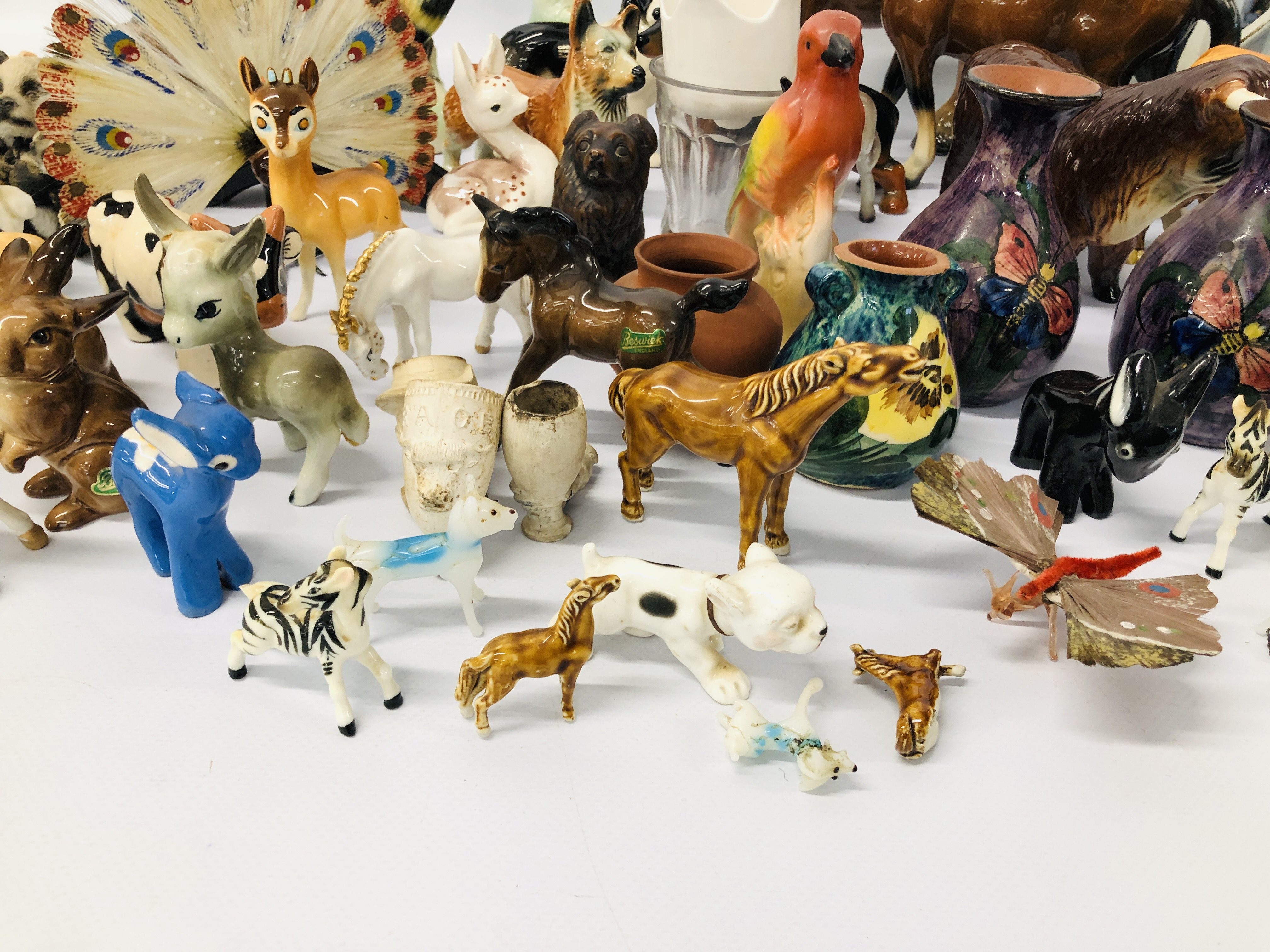 AN EXTENSIVE GROUP OF ANIMAL FIGURES AND DECORATIVE EFFECTS TO INCLUDE FENTON, COOPERCRAFT, - Image 15 of 18