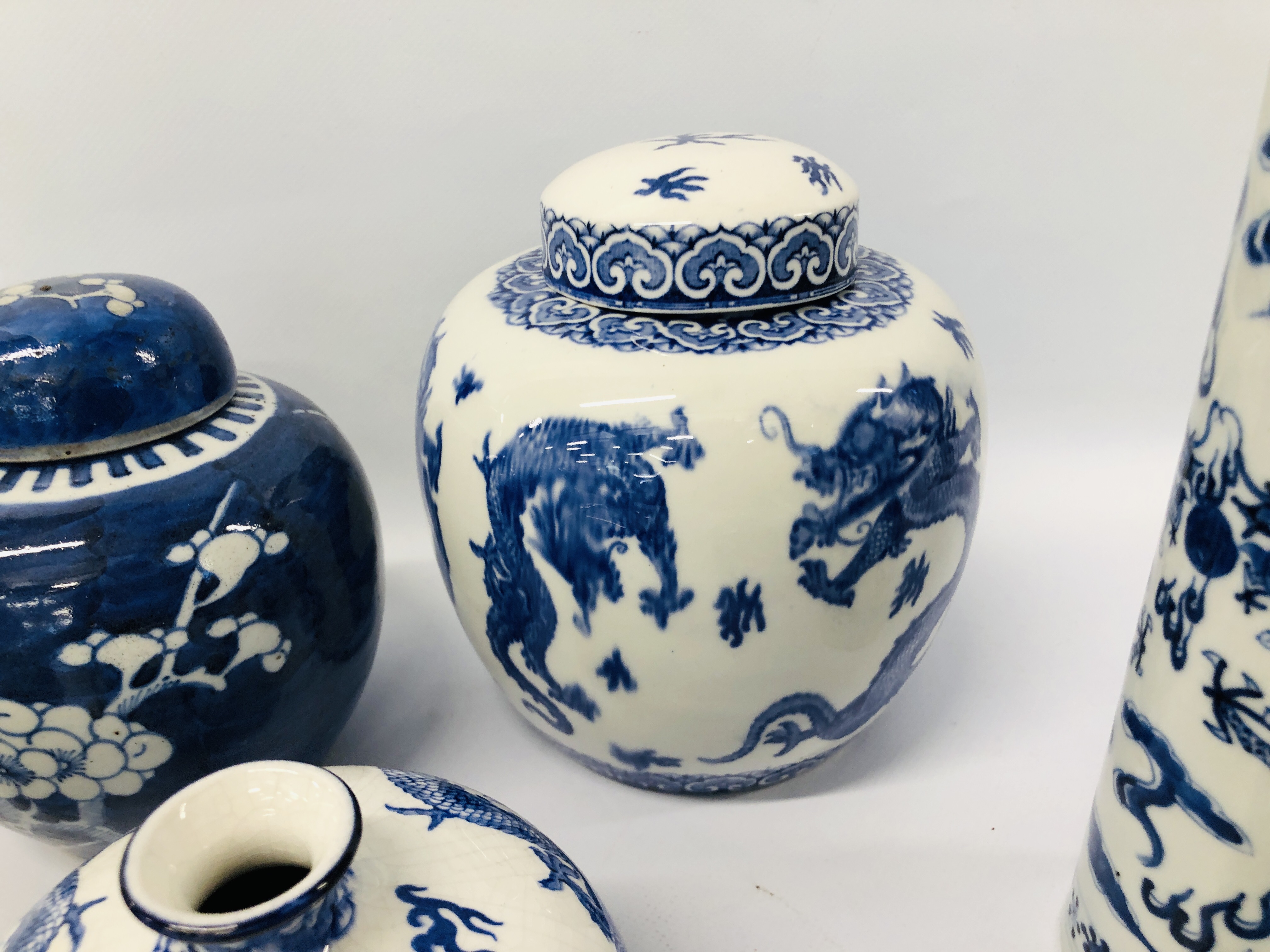 COLLECTION OF ORIENTAL BLUE & WHITE CHINA TO INCLUDE 3 GINGER JARS & COVERS, - Image 4 of 17