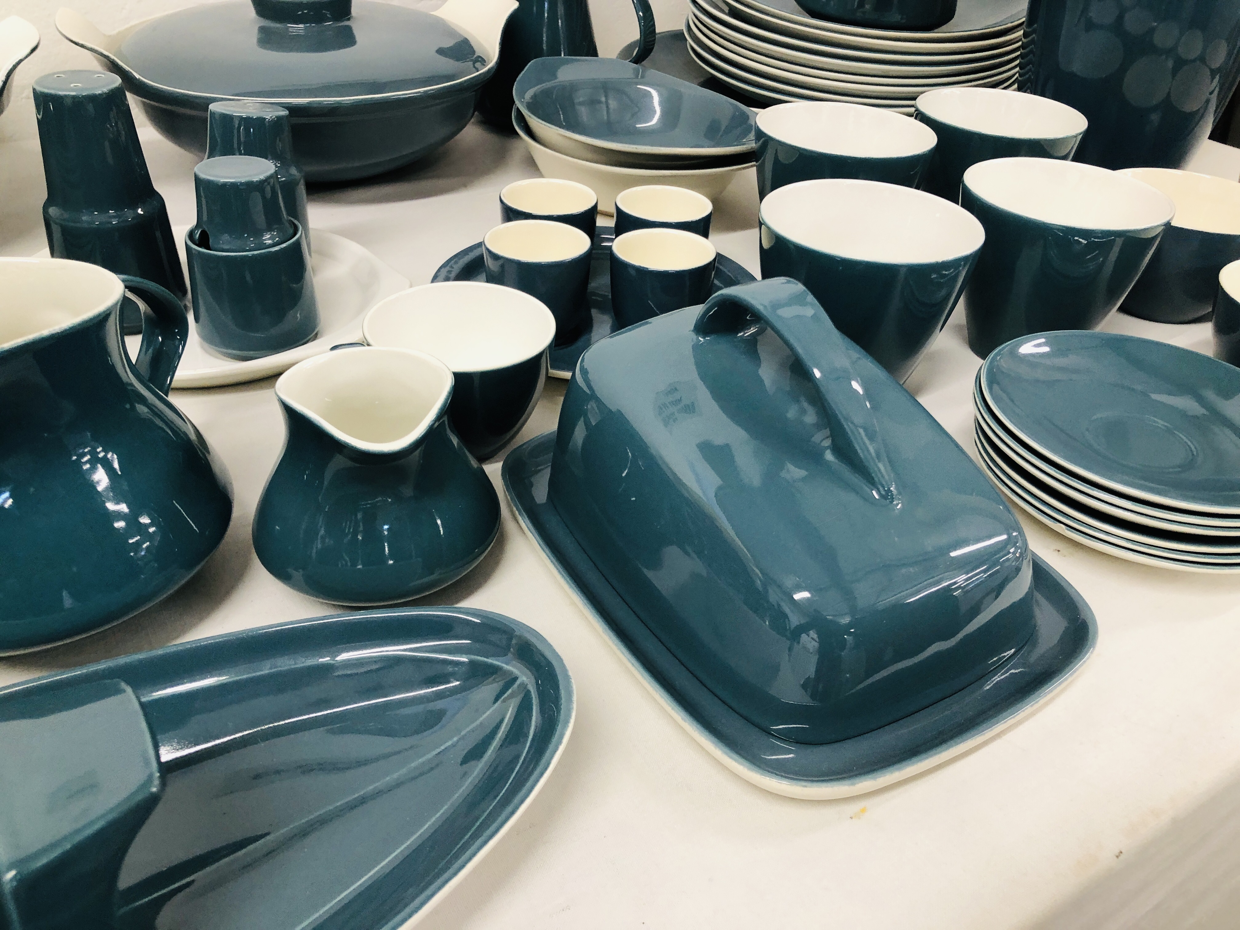 QTY OF TEAL BLUE POOLE TABLE WARE. - Image 9 of 14