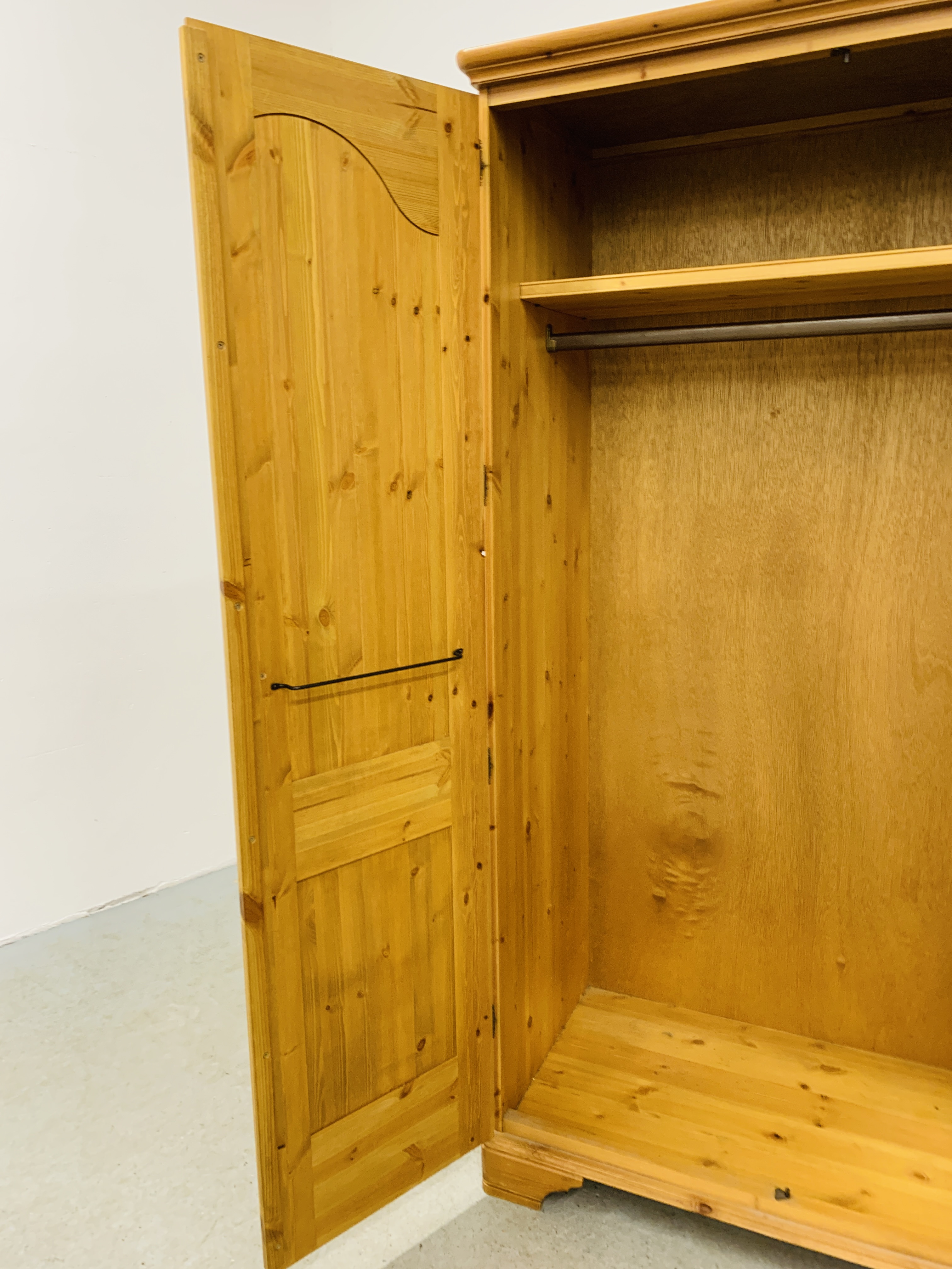 A GOOD QUALITY MODERN HONEY PINE DOUBLE WARDROBE MANUFACTURED BY LINDALE FURNISHINGS W 98CM, D 56CM, - Image 9 of 12