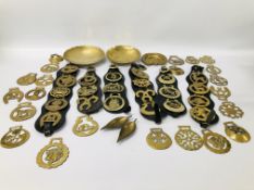 QUANTITY OF HORSE BRASS SOME ON LEATHERS SOME LOOSE ALONG WITH BRASS PLATES ETC.