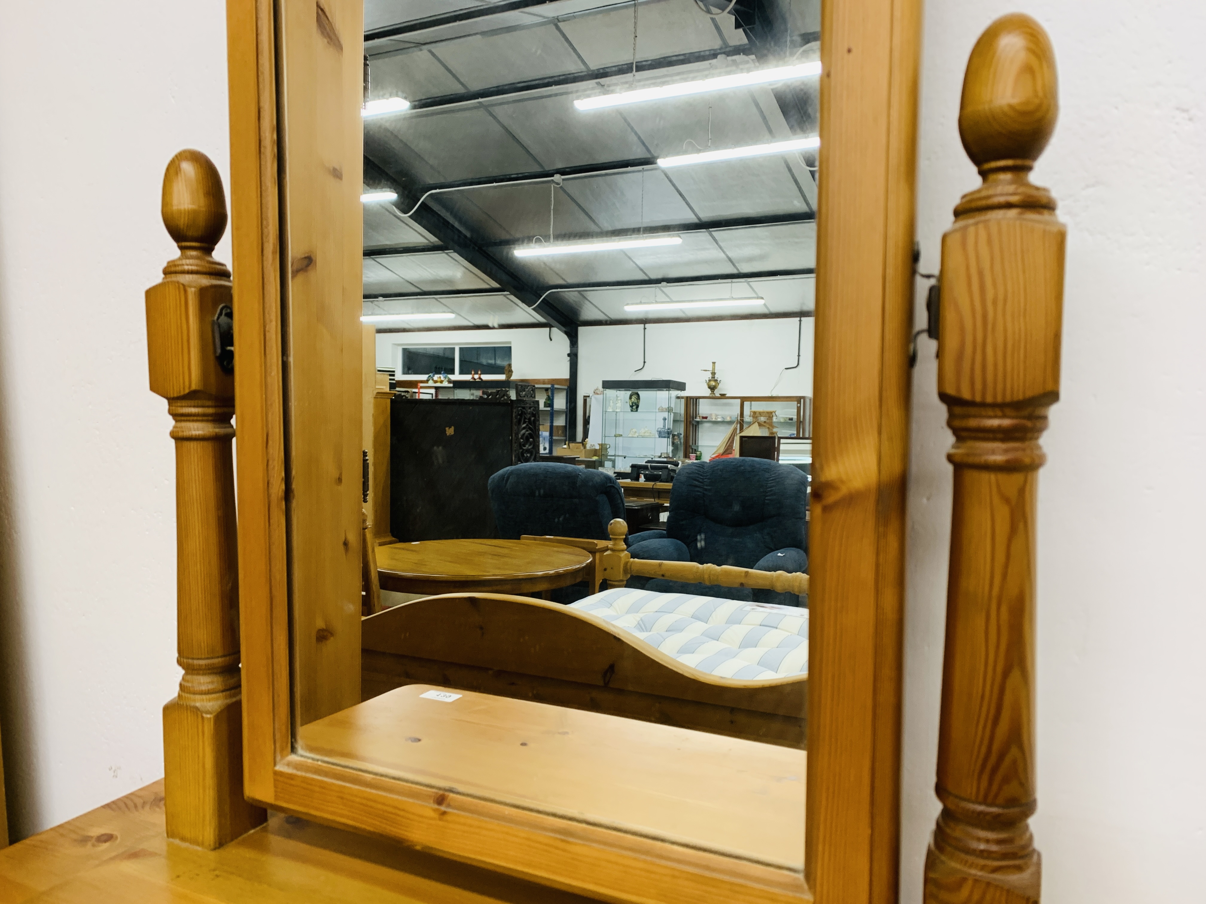 A MODERN HONEY PINE VANITY MIRROR MANUFACTURED BY LINDALE FURNISHINGS W 49CM, H 63CM. - Image 3 of 5