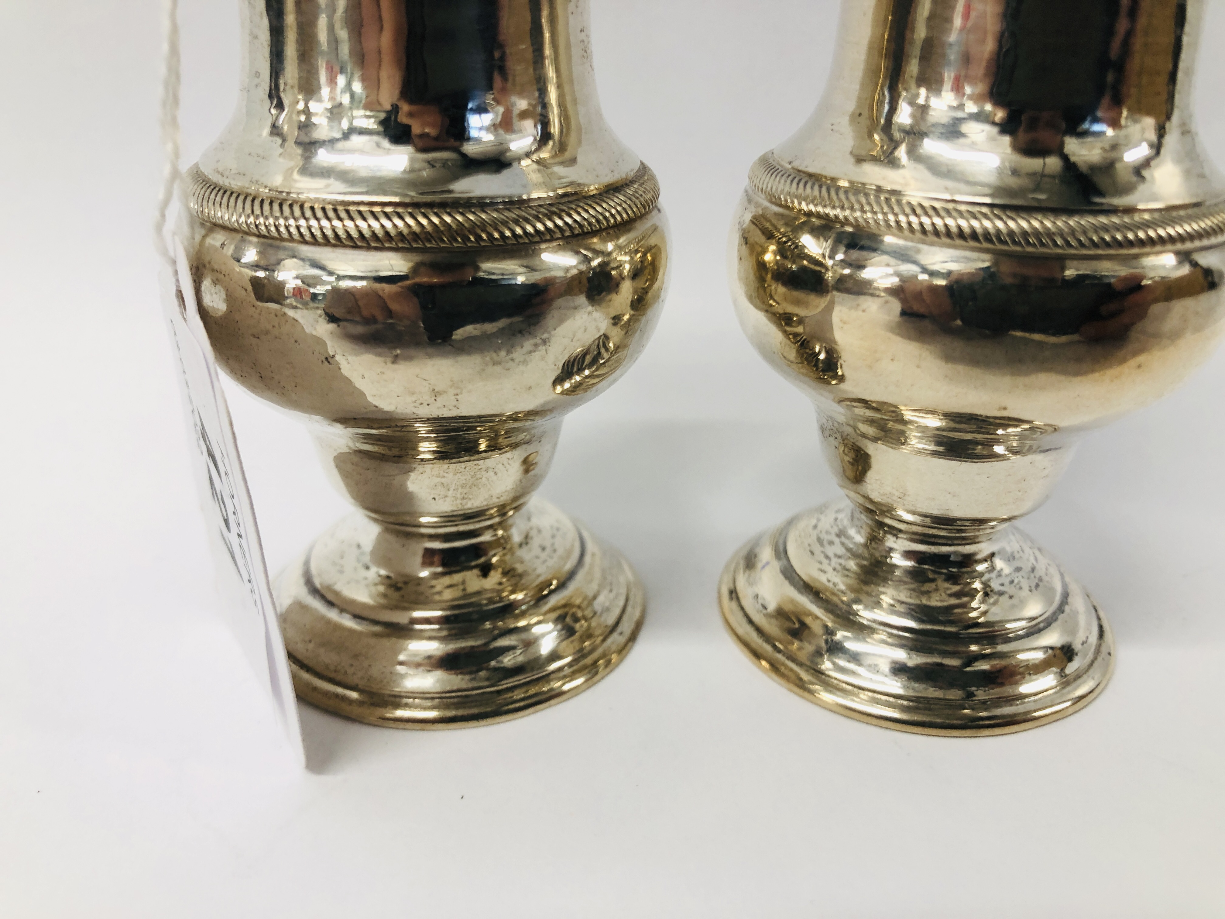 A PAIR OF GOOD QUALITY SILVER SIFTERS HEIGHT 13.5CM. - Image 9 of 11