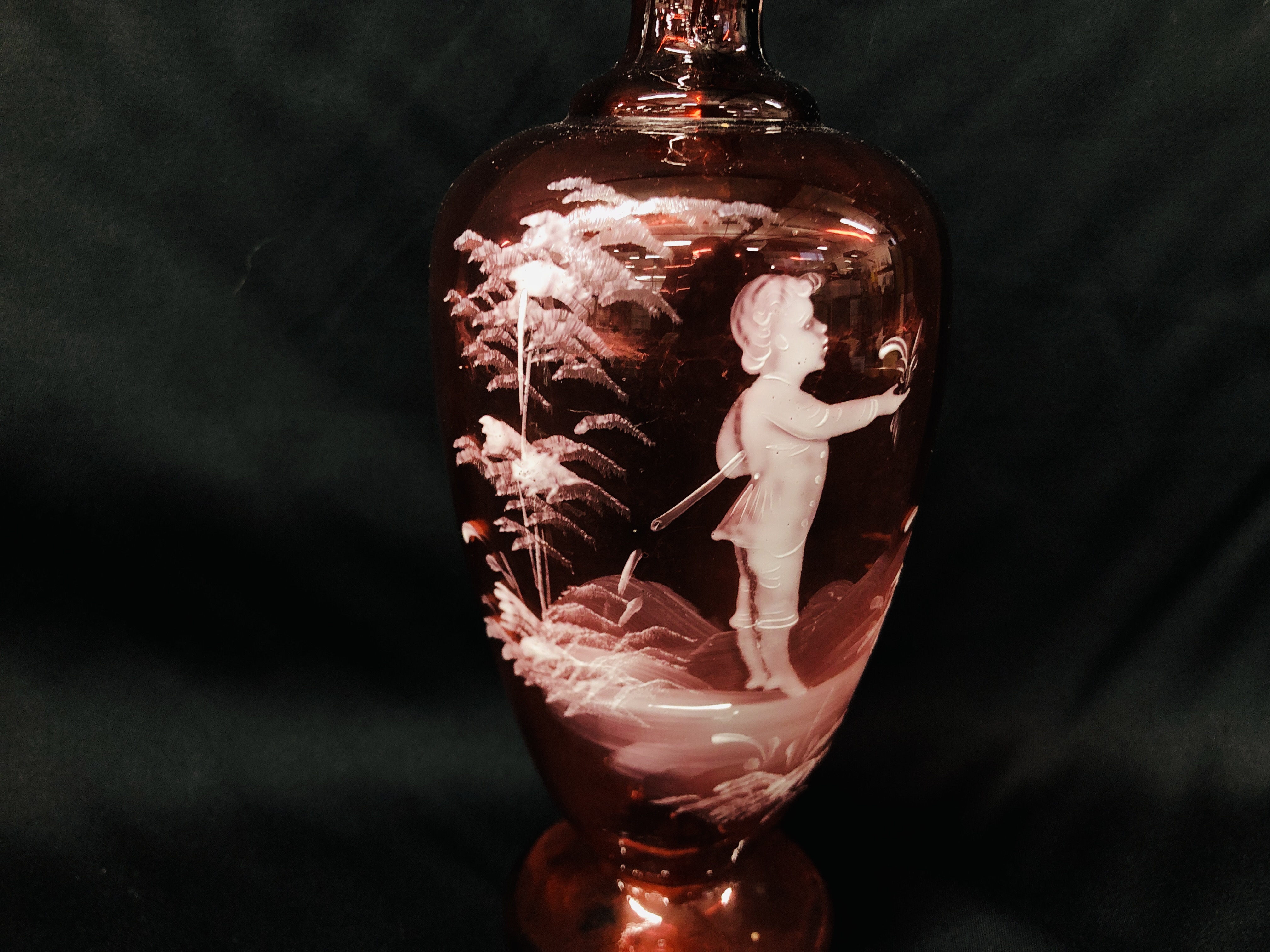 MARY GREGORY CRANBERRY VASE, VINTAGE CLEAR GLASS DECANTER WITH ETCHED FERN AND BIRD DESIGN. - Image 3 of 10