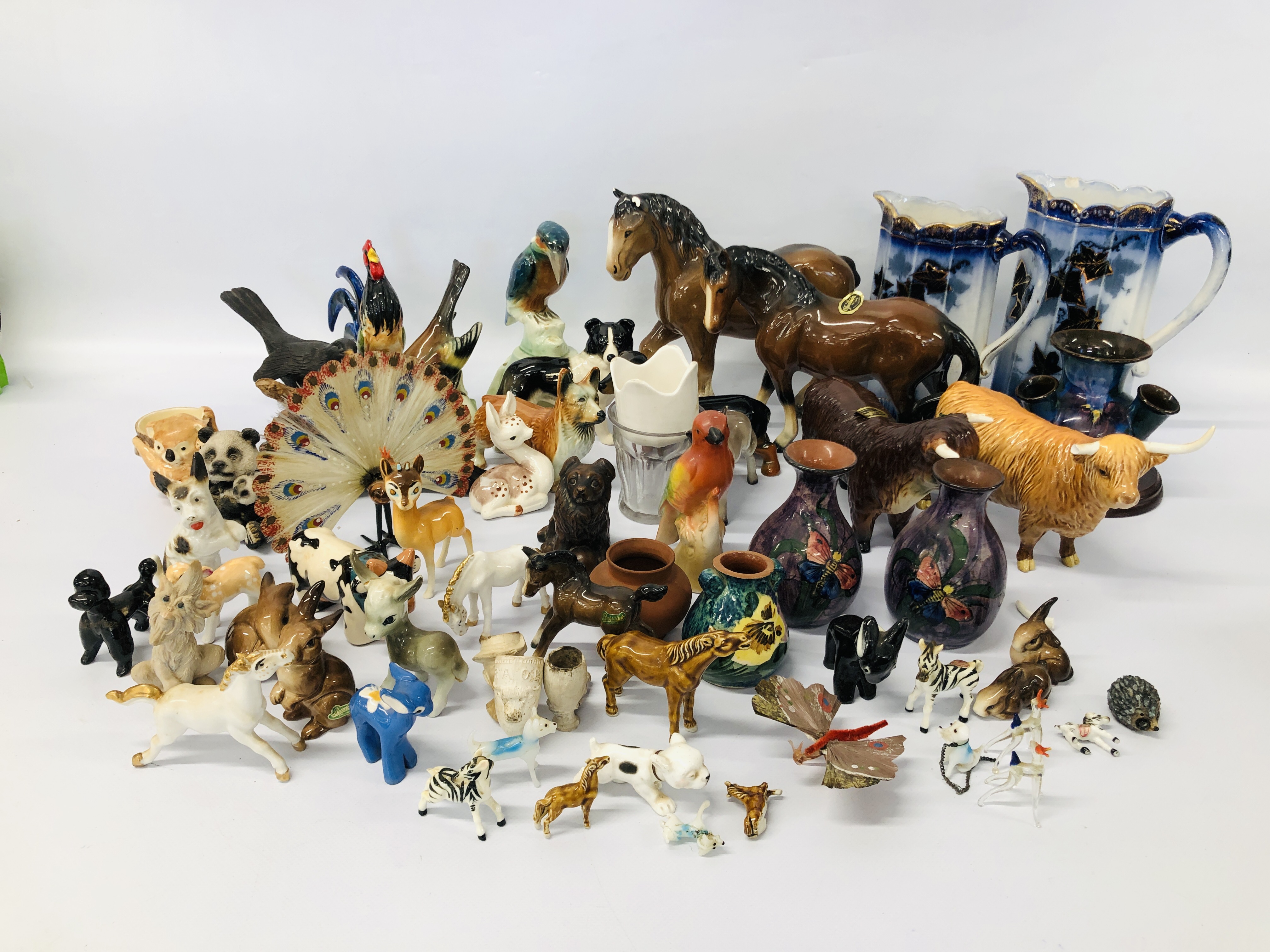 AN EXTENSIVE GROUP OF ANIMAL FIGURES AND DECORATIVE EFFECTS TO INCLUDE FENTON, COOPERCRAFT, - Image 13 of 18