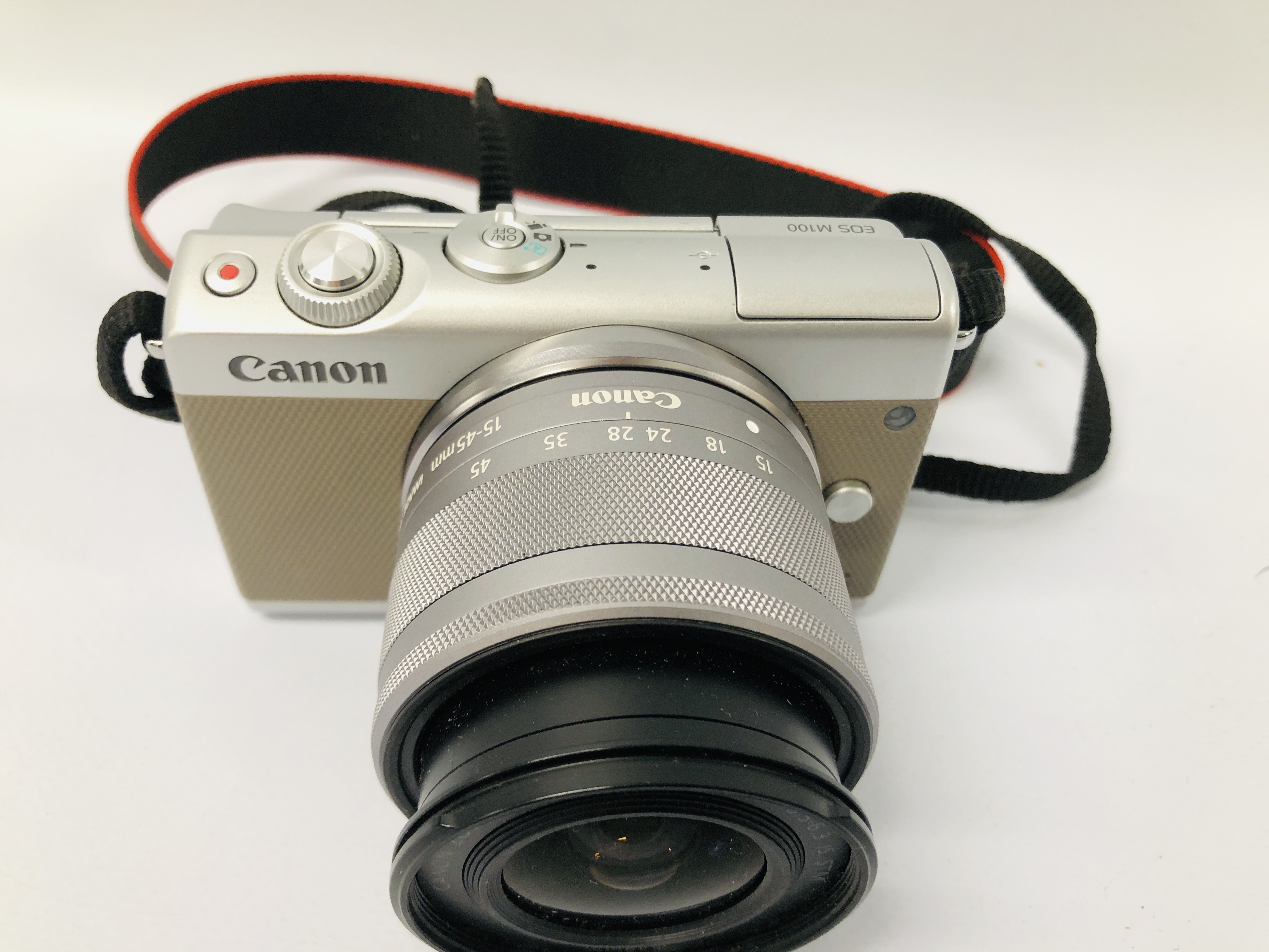 CANON EOS M100 DIGITAL CAMERA FITTED WITH INTERCHANGEABLE CANON 15-45 MM LENS S/N 663050007993 - - Image 3 of 7