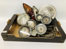 BOX OF ASSORTED VINTAGE CAR AND MOTOR CYCLE PARTS AND ACCESSORIES TO INCLUDE GAUGES, ETC.