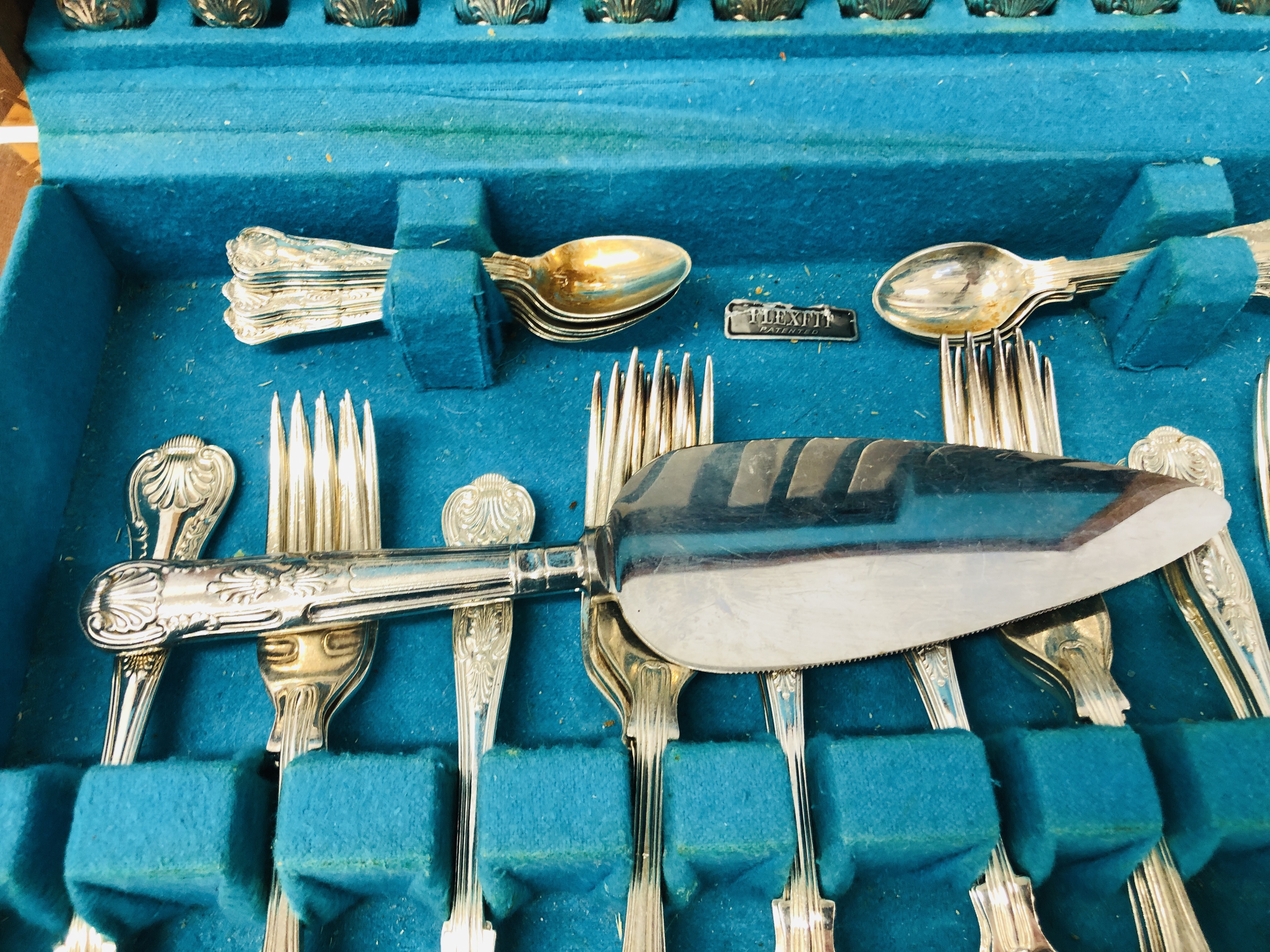 VINTAGE CANTEEN OF KINGSPATTERN CUTLERY (49 PIECES). - Image 5 of 9