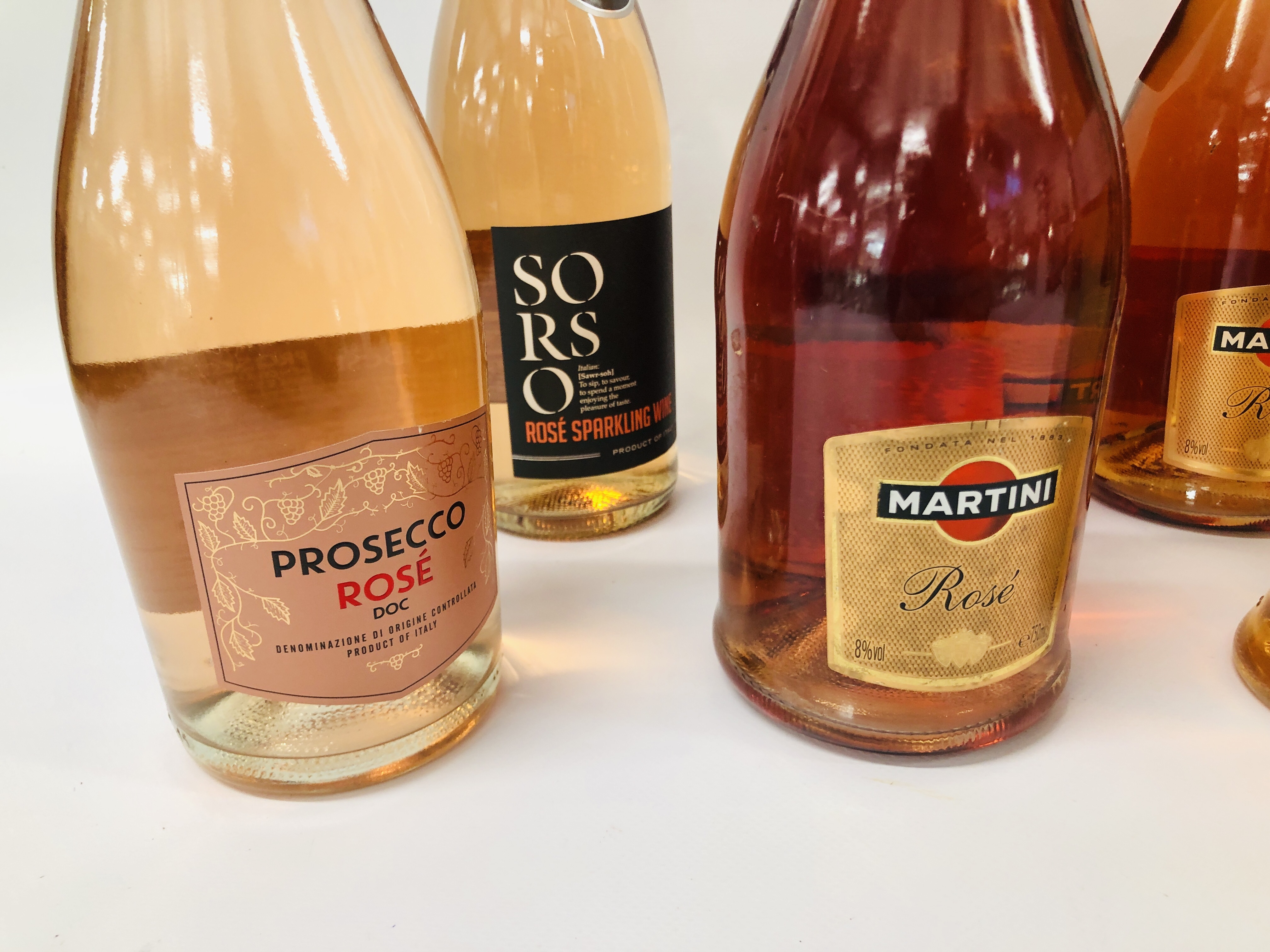 9 VARIOUS BOTTLES OF ROSE WINE TO INCLUDE SPARKLING MATEUS, 3 X SPARKLING MARTINI ETC. - Image 2 of 4