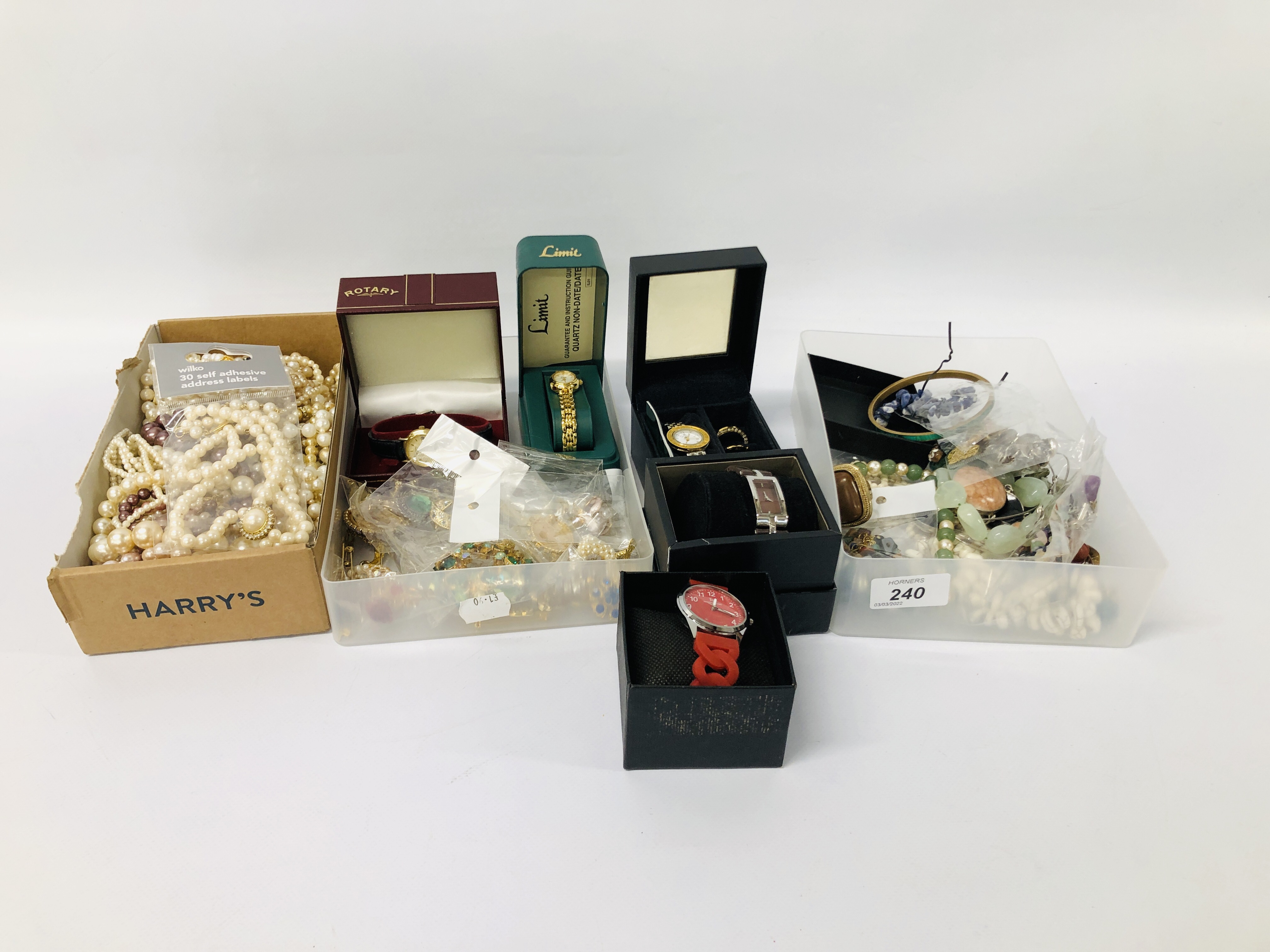 QUANTITY OF ASSORTED VINTAGE JEWELLERY TO INCLUDE BROOCHES, FAUX PEARLS AND BEADED NECKLACES,