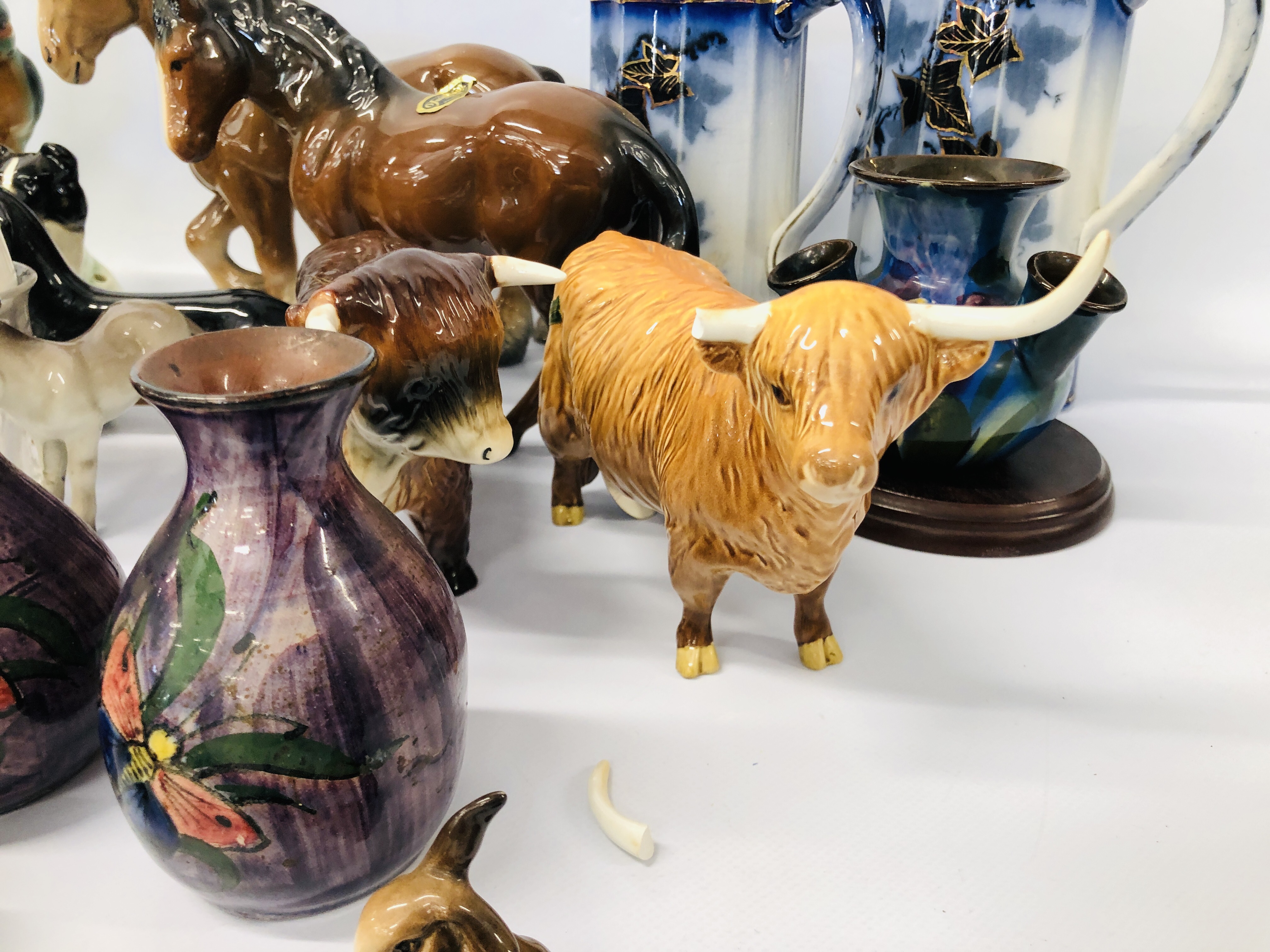 AN EXTENSIVE GROUP OF ANIMAL FIGURES AND DECORATIVE EFFECTS TO INCLUDE FENTON, COOPERCRAFT, - Image 17 of 18