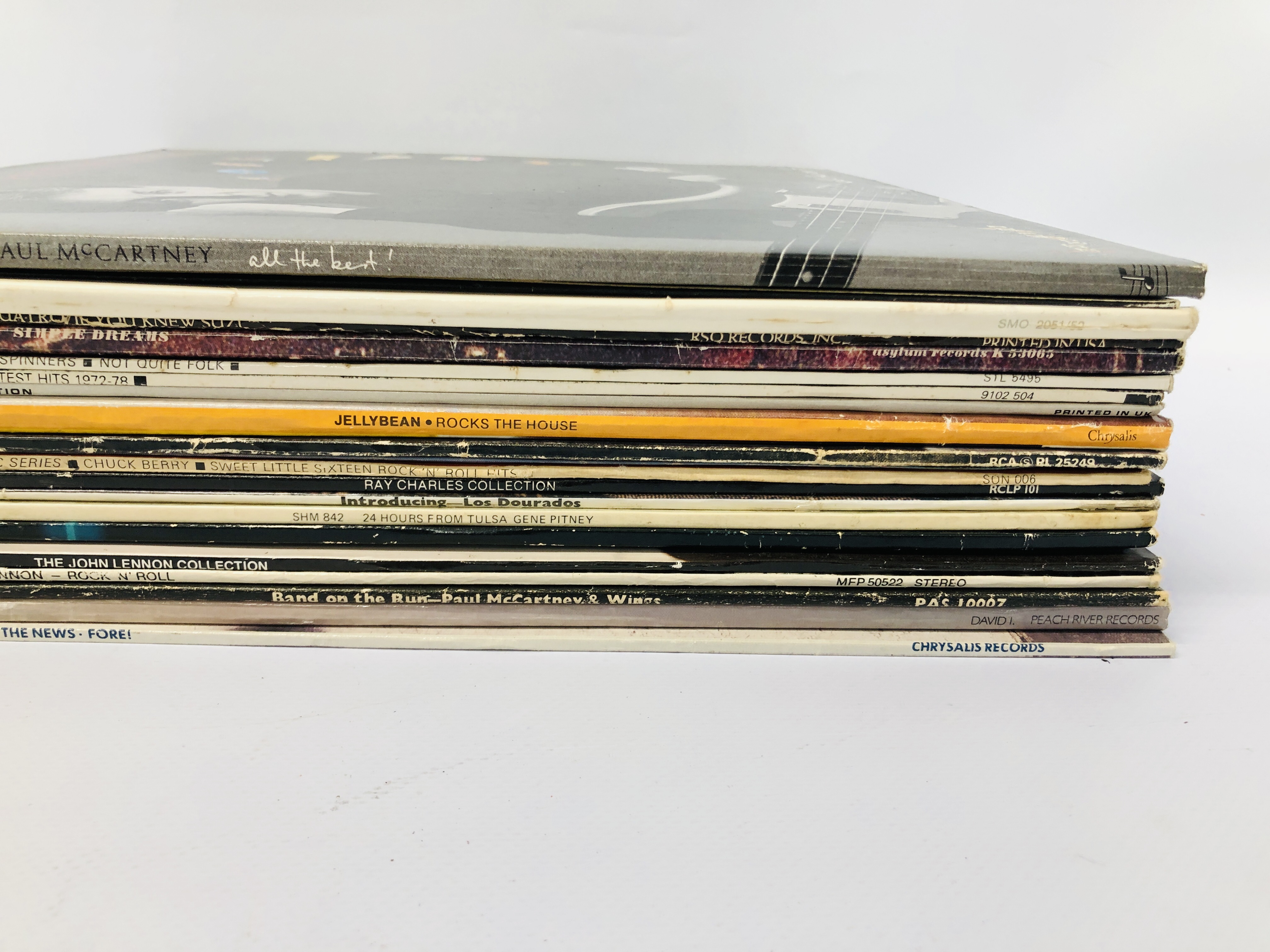 A COLLECTION OF 24 MIXED RECORDS TO INCLUDE THE BEATLES WHITE ALBUM, JOHN LENNON, PAUL MCCARTNEY, - Image 4 of 4
