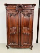 A LARGE REPRODUCTION MAHOGANY FINISH WARDROBE WITH DECORATIVE CARVED DETAIL HEIGHT 215CM.