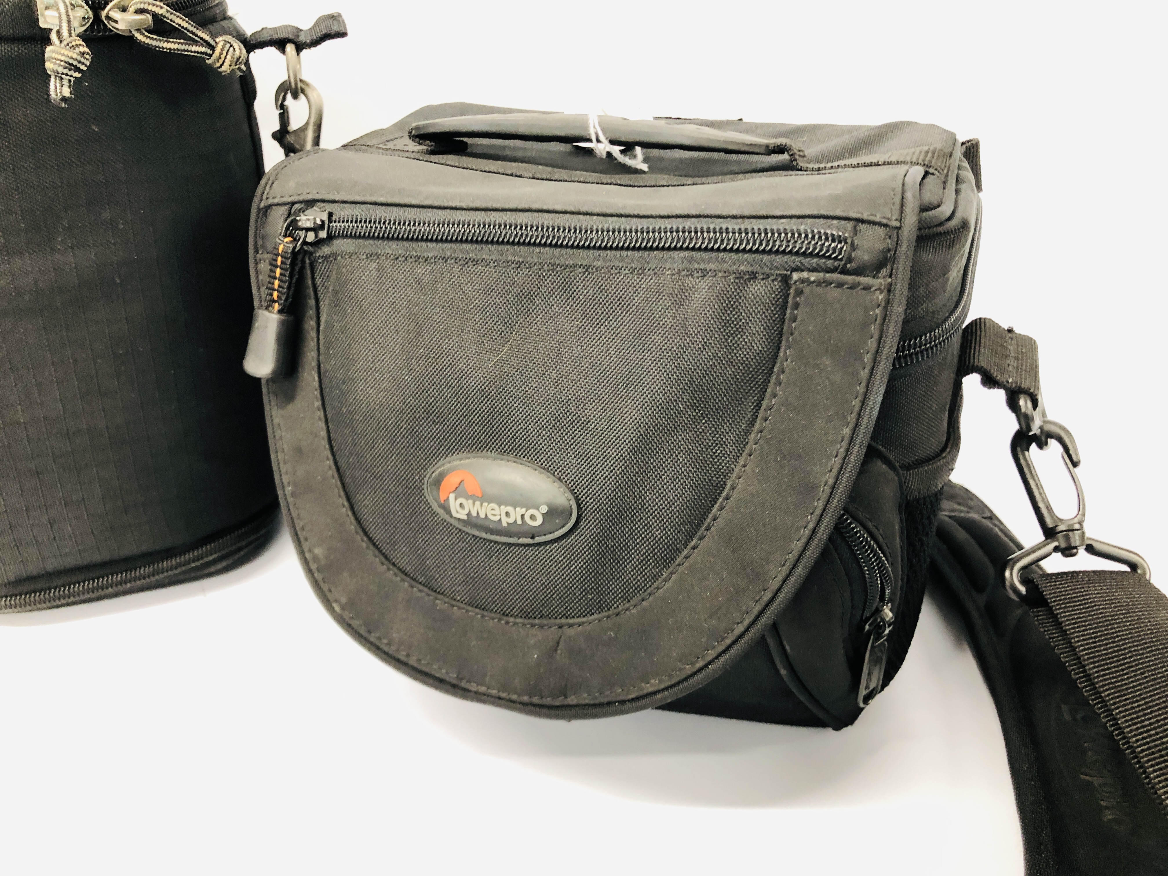 3 X VARIOUS PADDED CAMERA BAGS TO INCLUDE LOWPRO AND THINKTANK - Image 2 of 6