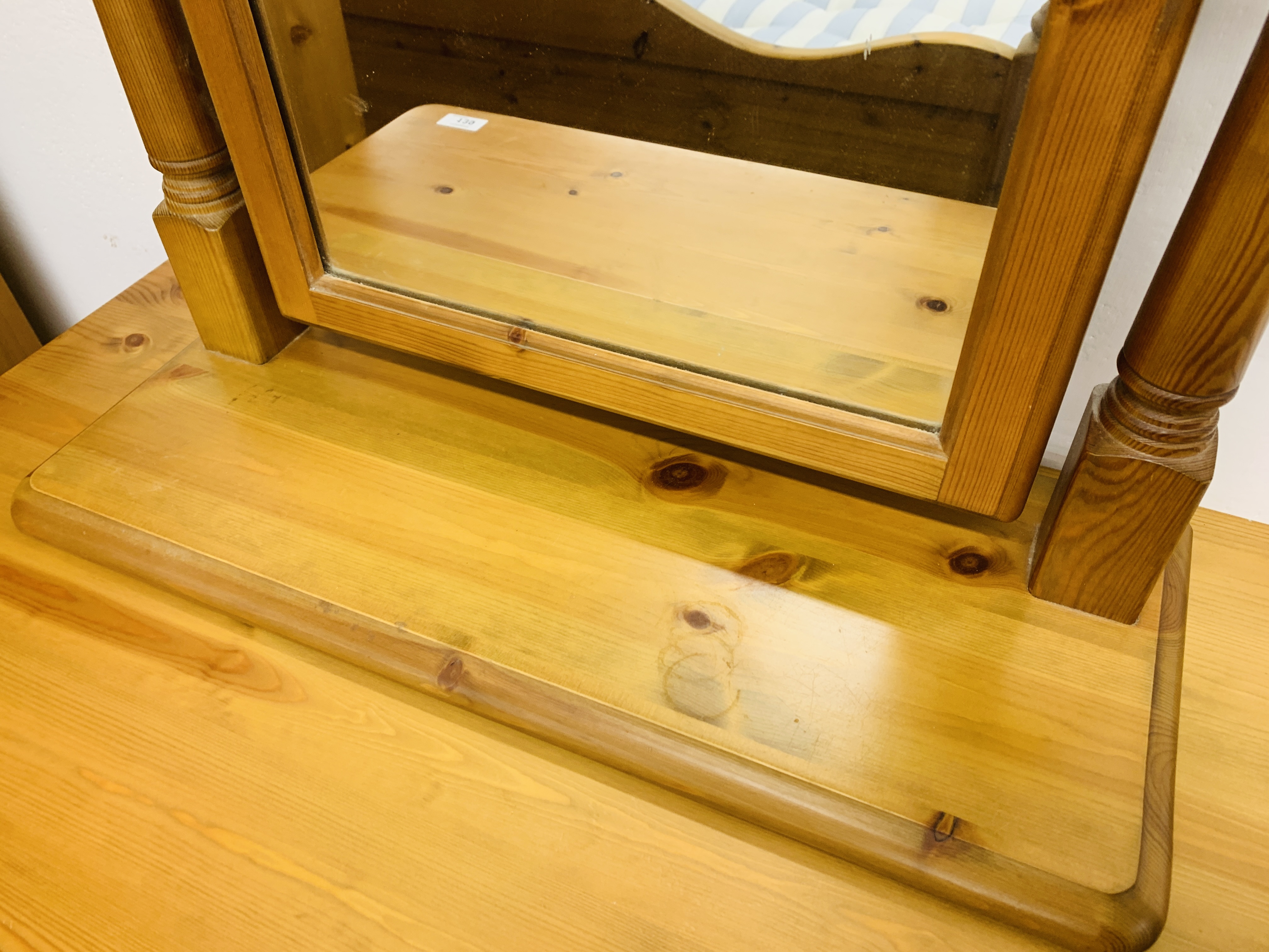 A MODERN HONEY PINE VANITY MIRROR MANUFACTURED BY LINDALE FURNISHINGS W 49CM, H 63CM. - Image 5 of 5