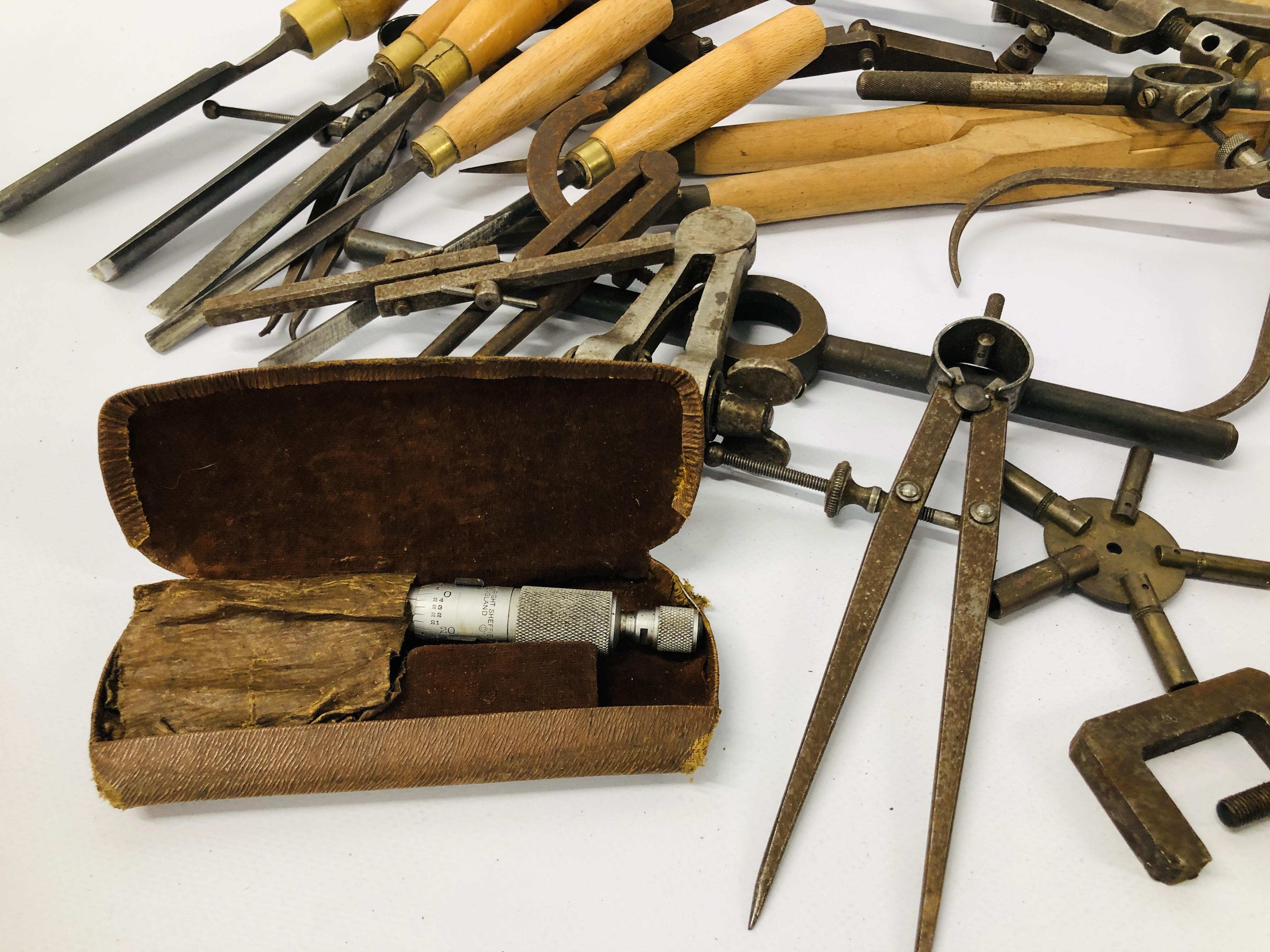 BOX OF ASSORTED VINTAGE TOOLS TO INCLUDE VARIOUS PRECISION MEASURING INSTRUMENTS, ETC. - Image 8 of 8