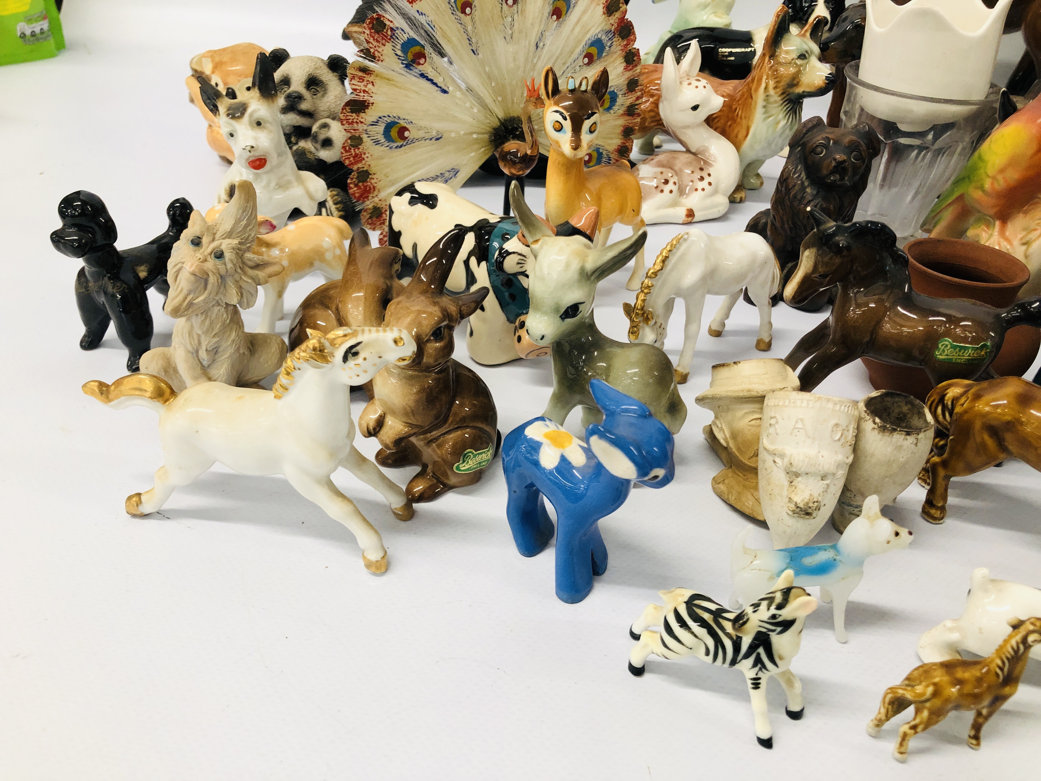 AN EXTENSIVE GROUP OF ANIMAL FIGURES AND DECORATIVE EFFECTS TO INCLUDE FENTON, COOPERCRAFT, - Image 14 of 18