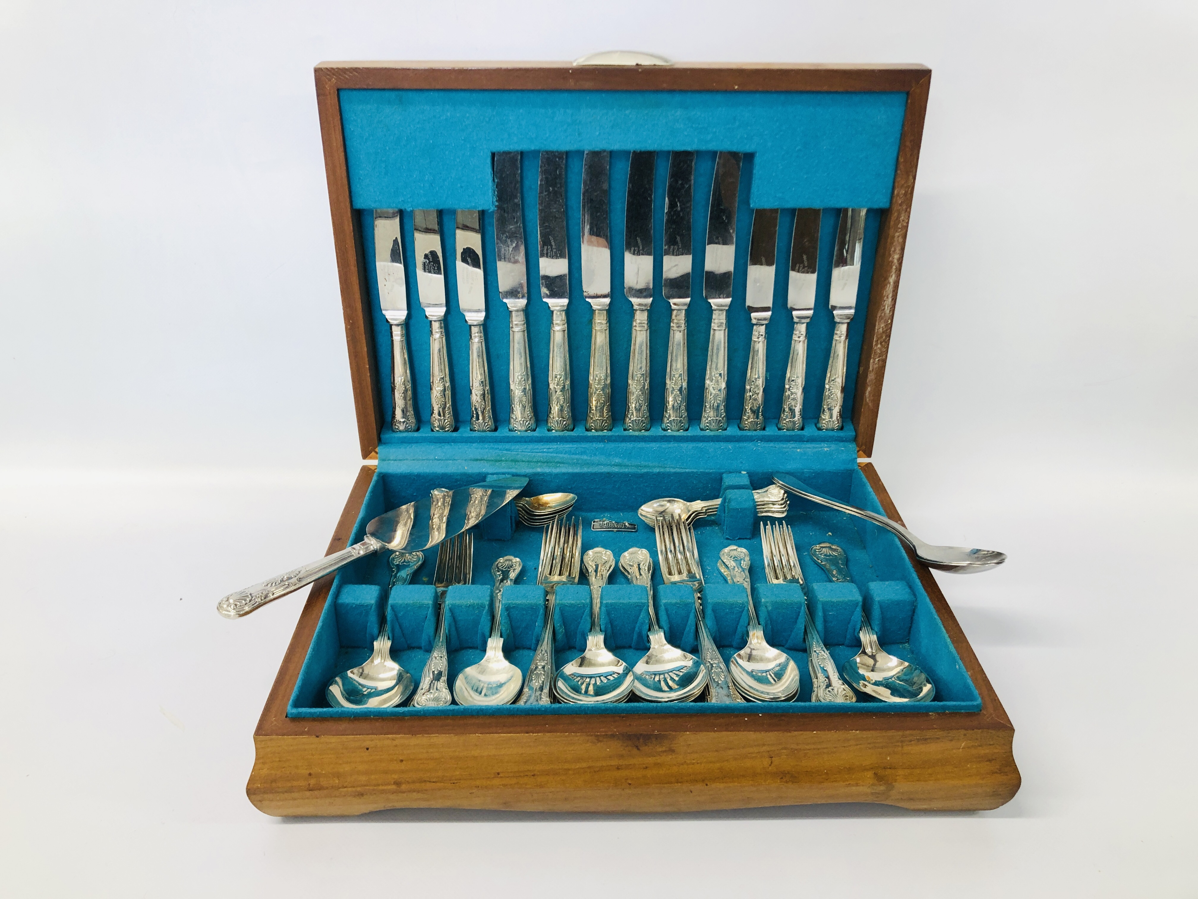 VINTAGE CANTEEN OF KINGSPATTERN CUTLERY (49 PIECES).