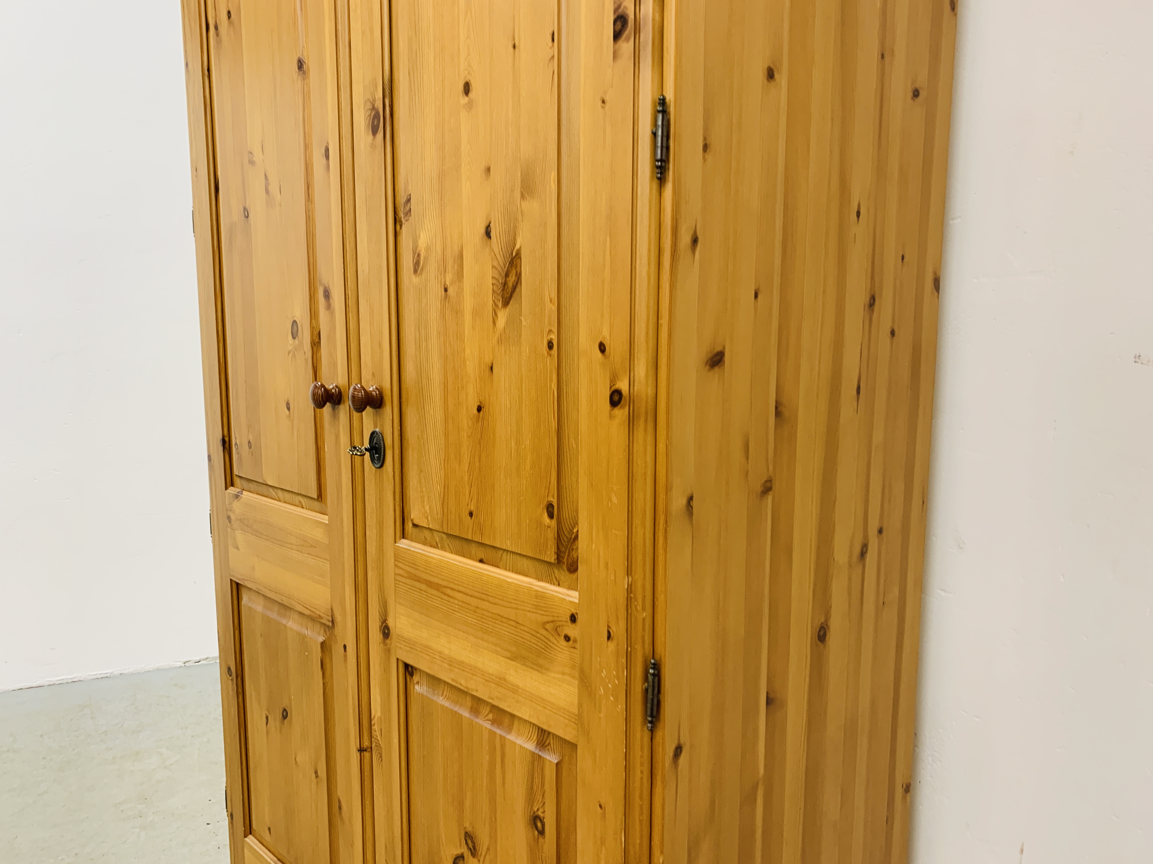 A GOOD QUALITY MODERN HONEY PINE DOUBLE WARDROBE MANUFACTURED BY LINDALE FURNISHINGS W 98CM, D 56CM, - Image 6 of 12