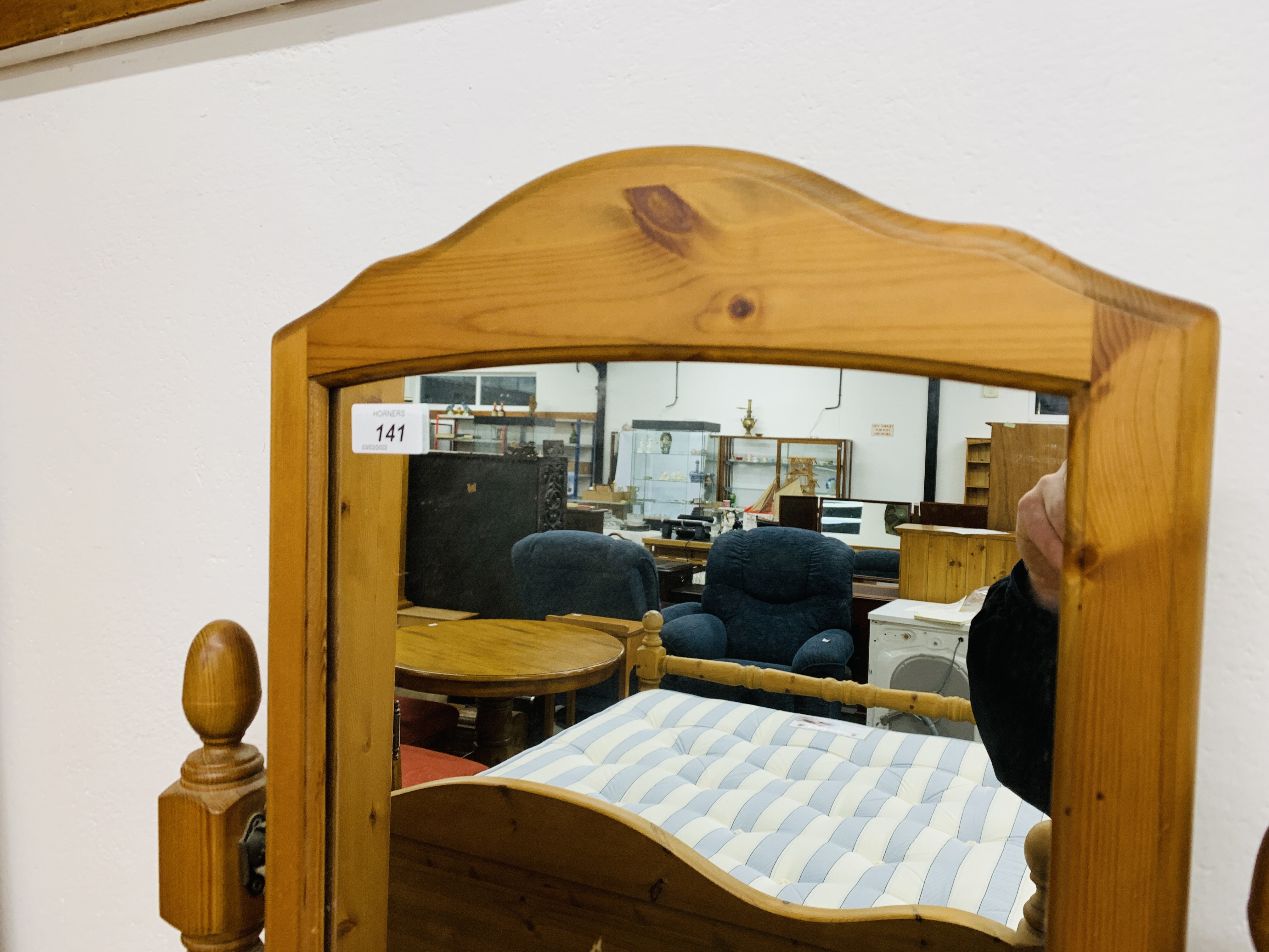 A MODERN HONEY PINE VANITY MIRROR MANUFACTURED BY LINDALE FURNISHINGS W 49CM, H 63CM. - Image 2 of 5