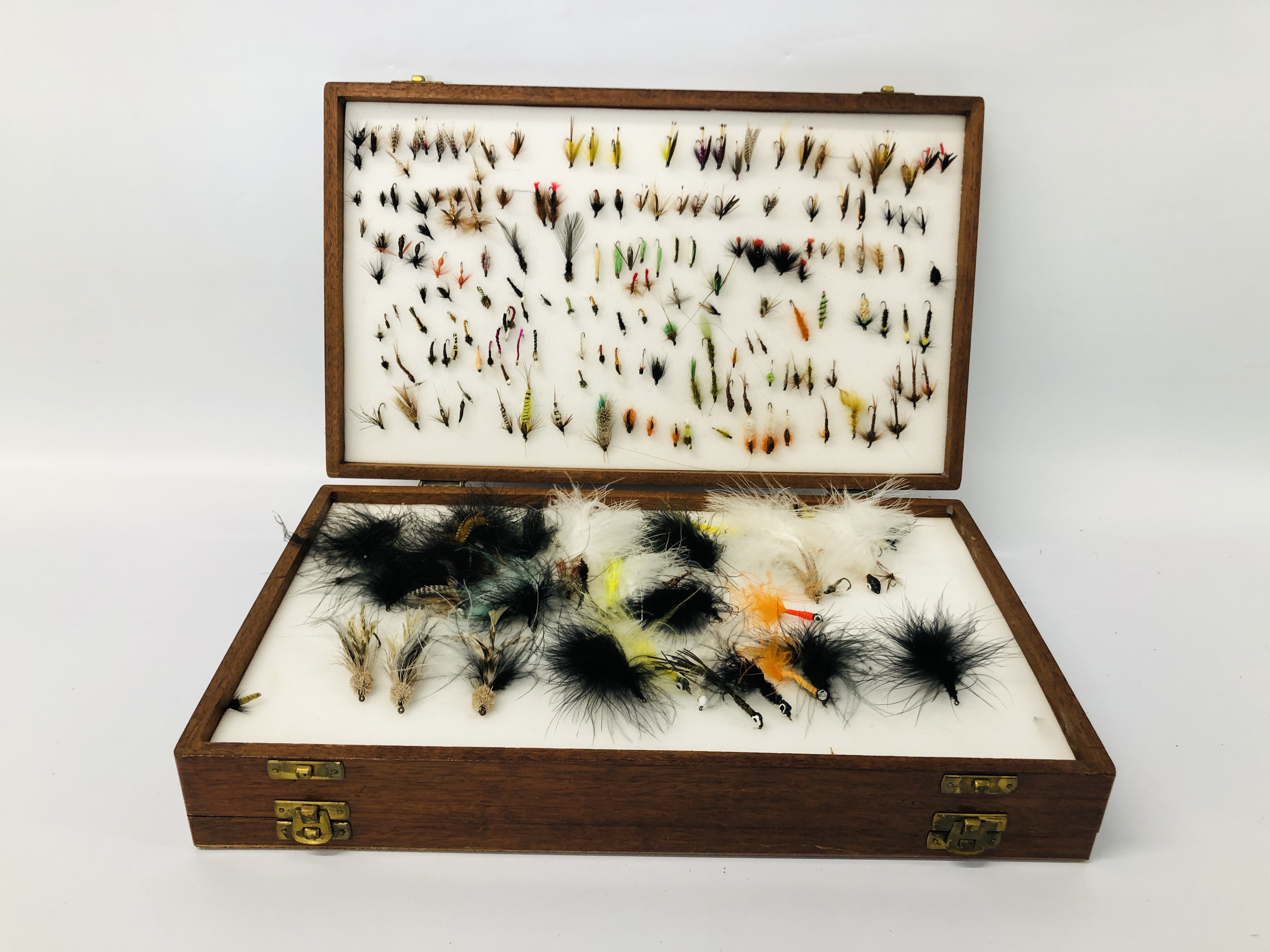 WOODEN CASE CONTAINING A LARGE QUANTITY OF FISHING FLIES - Image 4 of 8