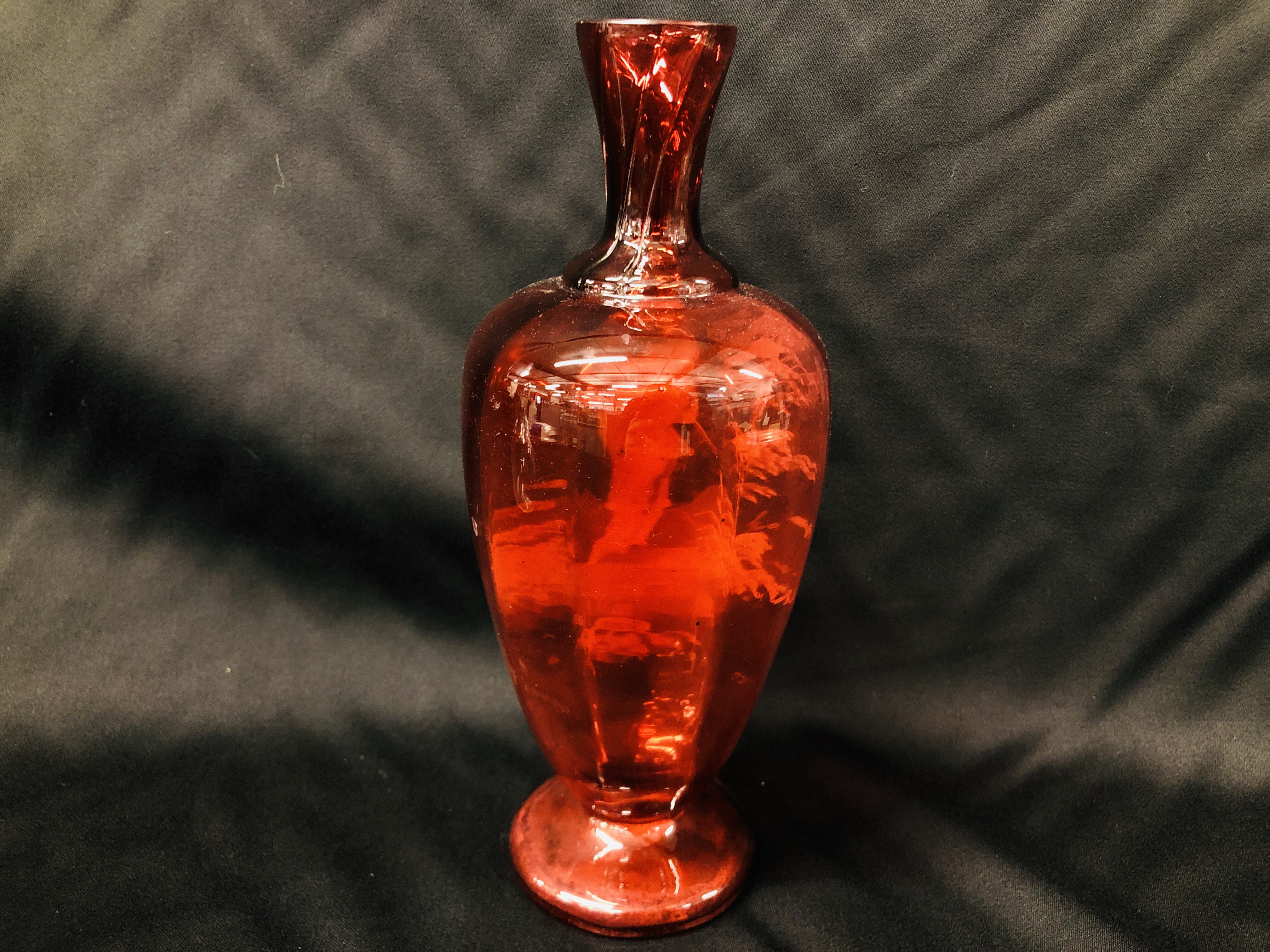 MARY GREGORY CRANBERRY VASE, VINTAGE CLEAR GLASS DECANTER WITH ETCHED FERN AND BIRD DESIGN. - Image 5 of 10