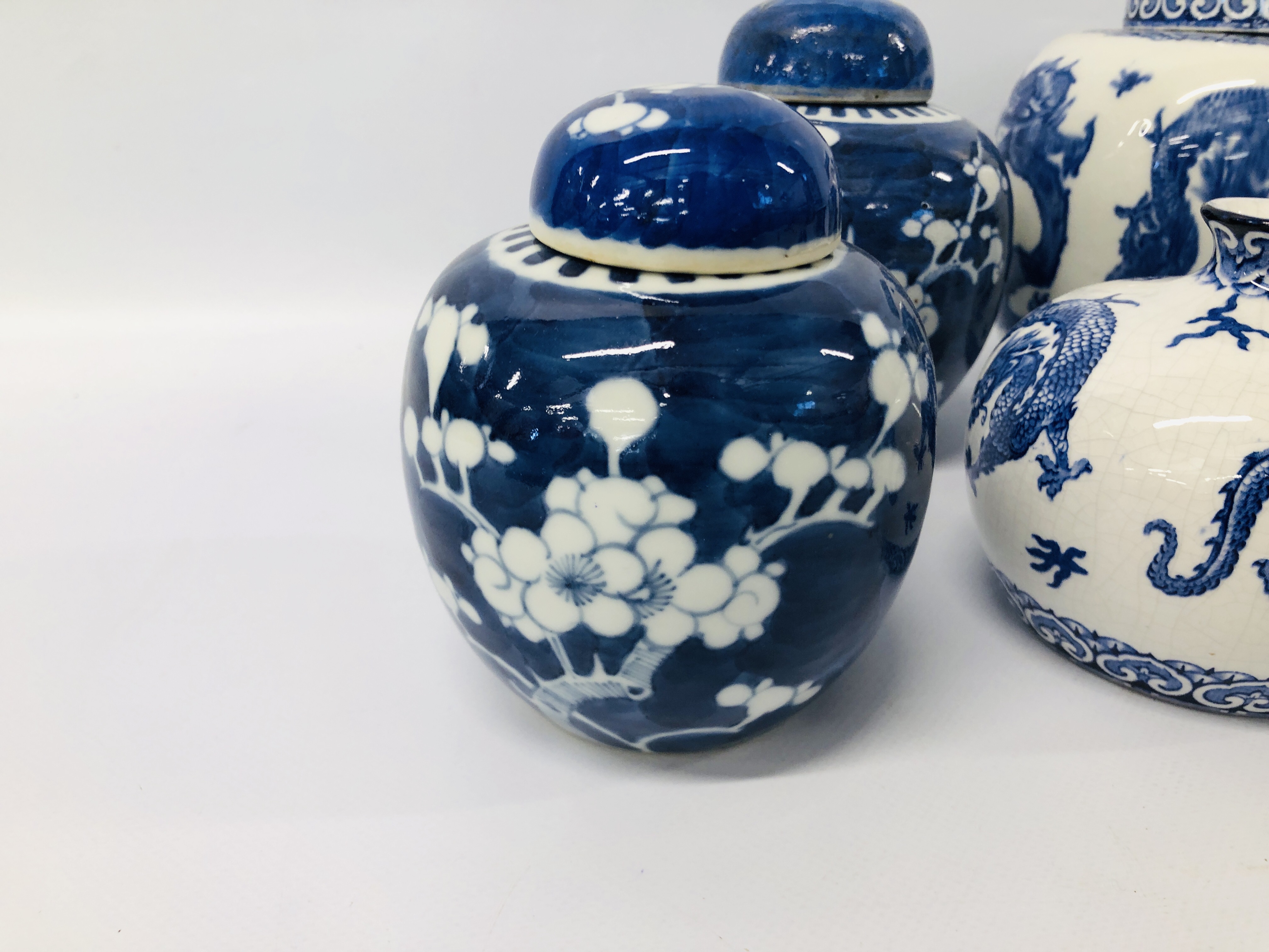 COLLECTION OF ORIENTAL BLUE & WHITE CHINA TO INCLUDE 3 GINGER JARS & COVERS, - Image 2 of 17