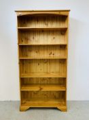 A HONEY PINE FULL HEIGHT OPEN BOOKSHELF WITH FIVE ADJUSTABLE SHELVES - W 97CM. H 189CM. D 32CM.