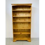 A HONEY PINE FULL HEIGHT OPEN BOOKSHELF WITH FIVE ADJUSTABLE SHELVES - W 97CM. H 189CM. D 32CM.