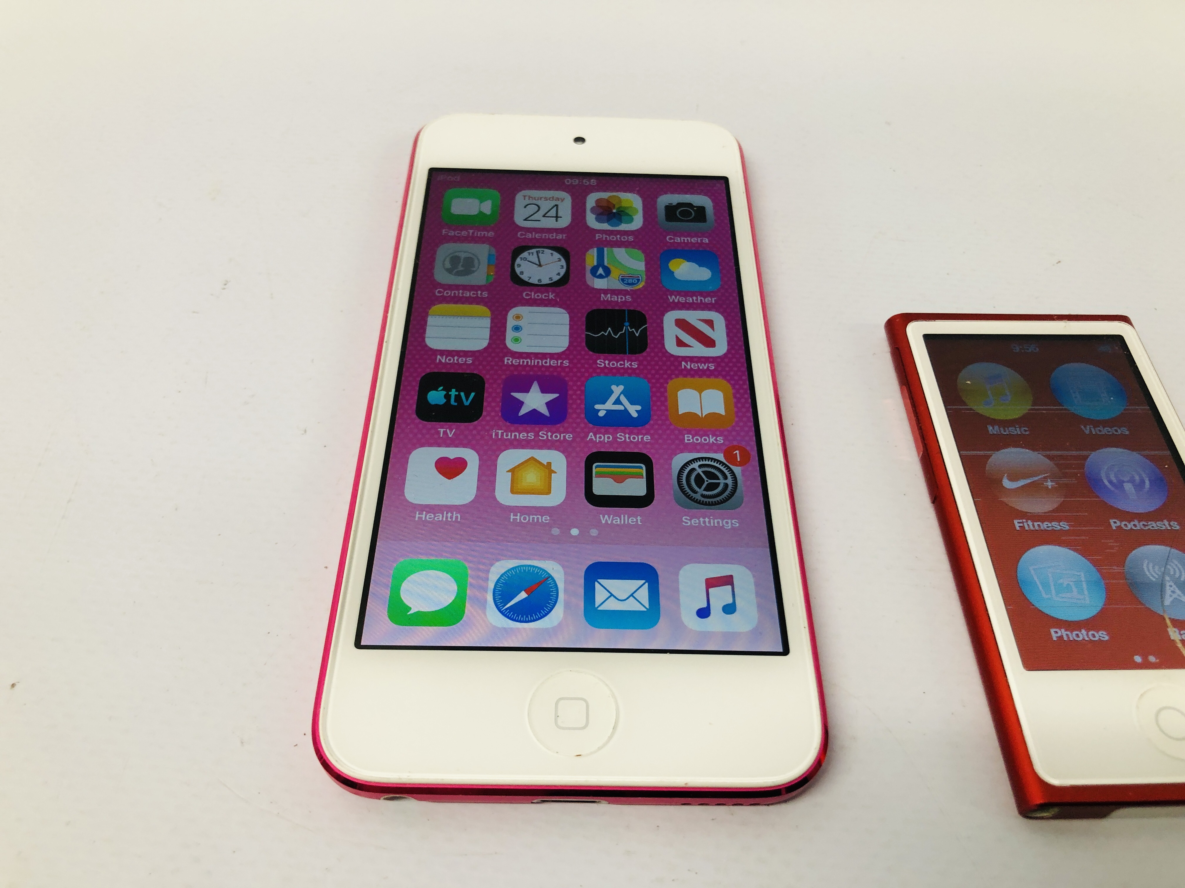 APPLE IPOD TOUCH 6TH GENERATION AND AN APPLE IPOD NANO (SCREEN A/F) - NO GUARANTEE OF CONNECTIVITY. - Image 3 of 4