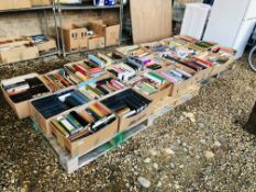 22 X BOXES OF ASSORTED BOOKS TO INCLUDE PENGUIN, HISTORY, MUSIC, ART, ETC.