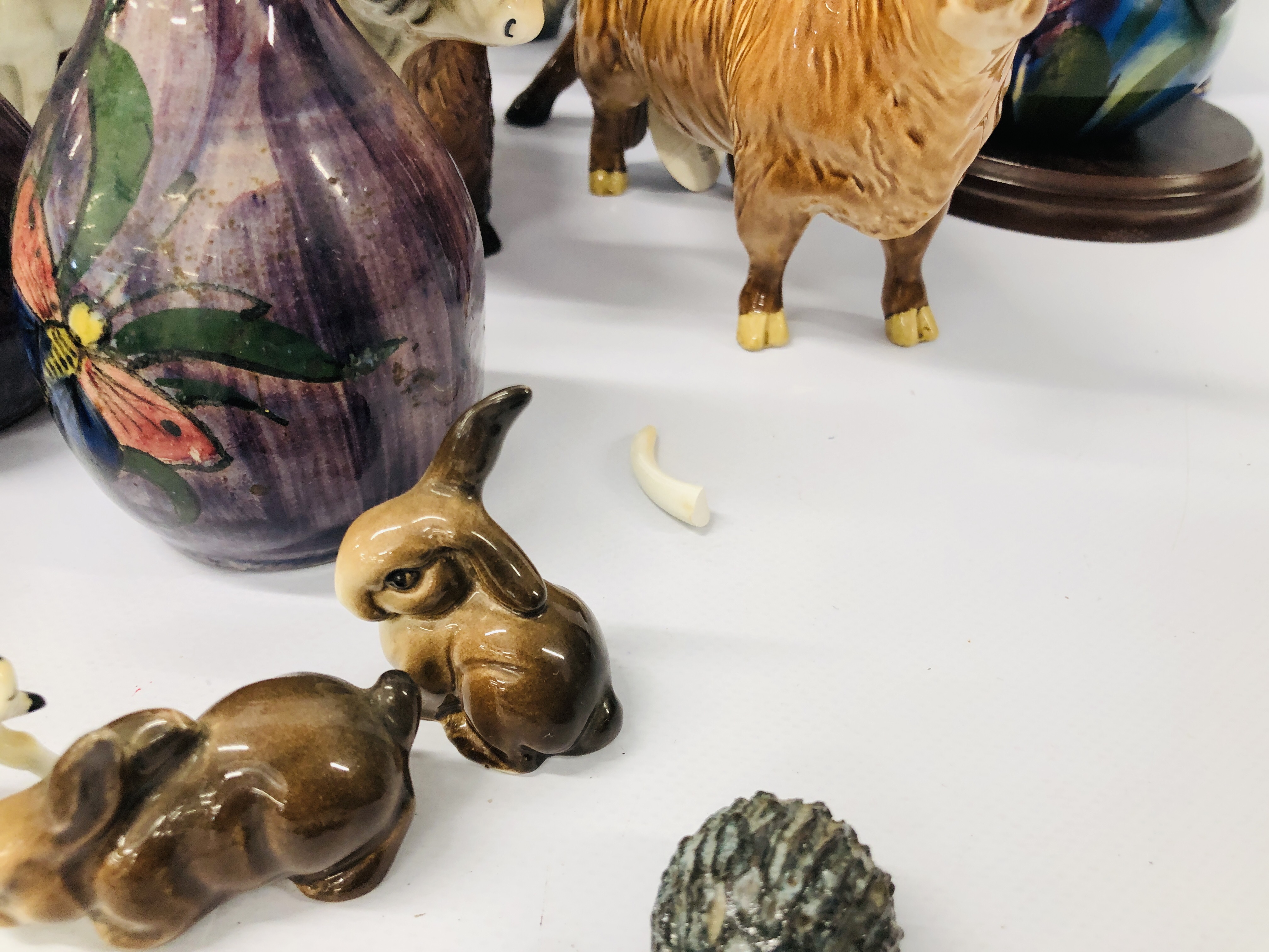 AN EXTENSIVE GROUP OF ANIMAL FIGURES AND DECORATIVE EFFECTS TO INCLUDE FENTON, COOPERCRAFT, - Image 18 of 18