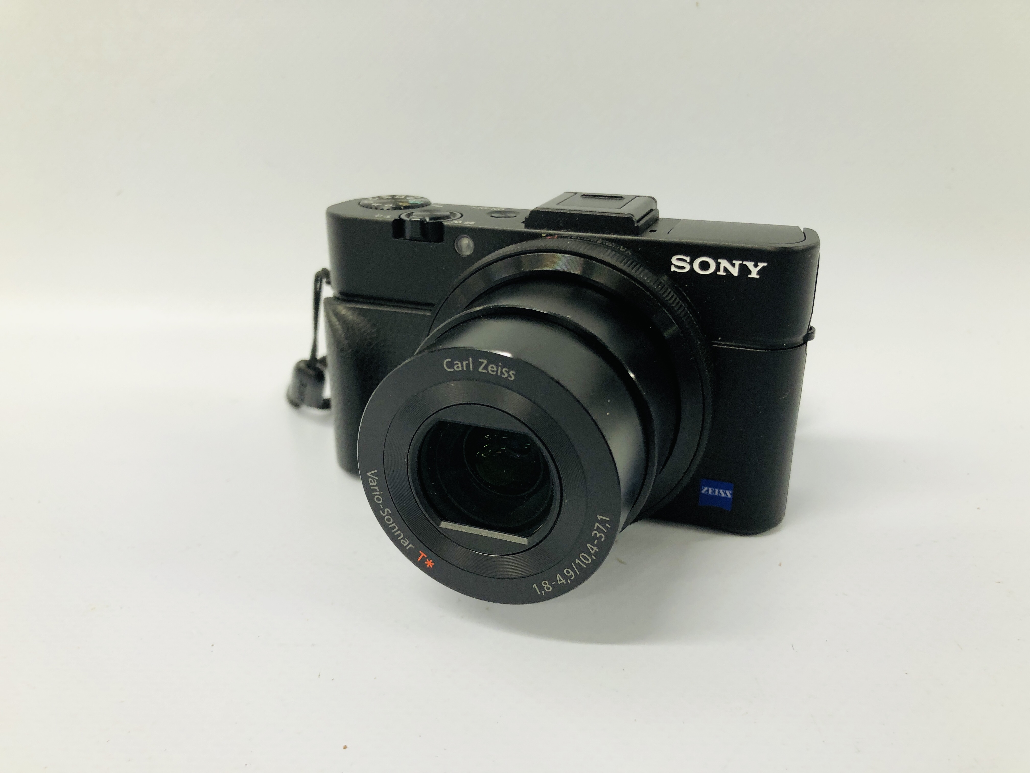 SONY RX100 II DIGITAL CAMERA S/N 2982468 - SOLD AS SEEN.