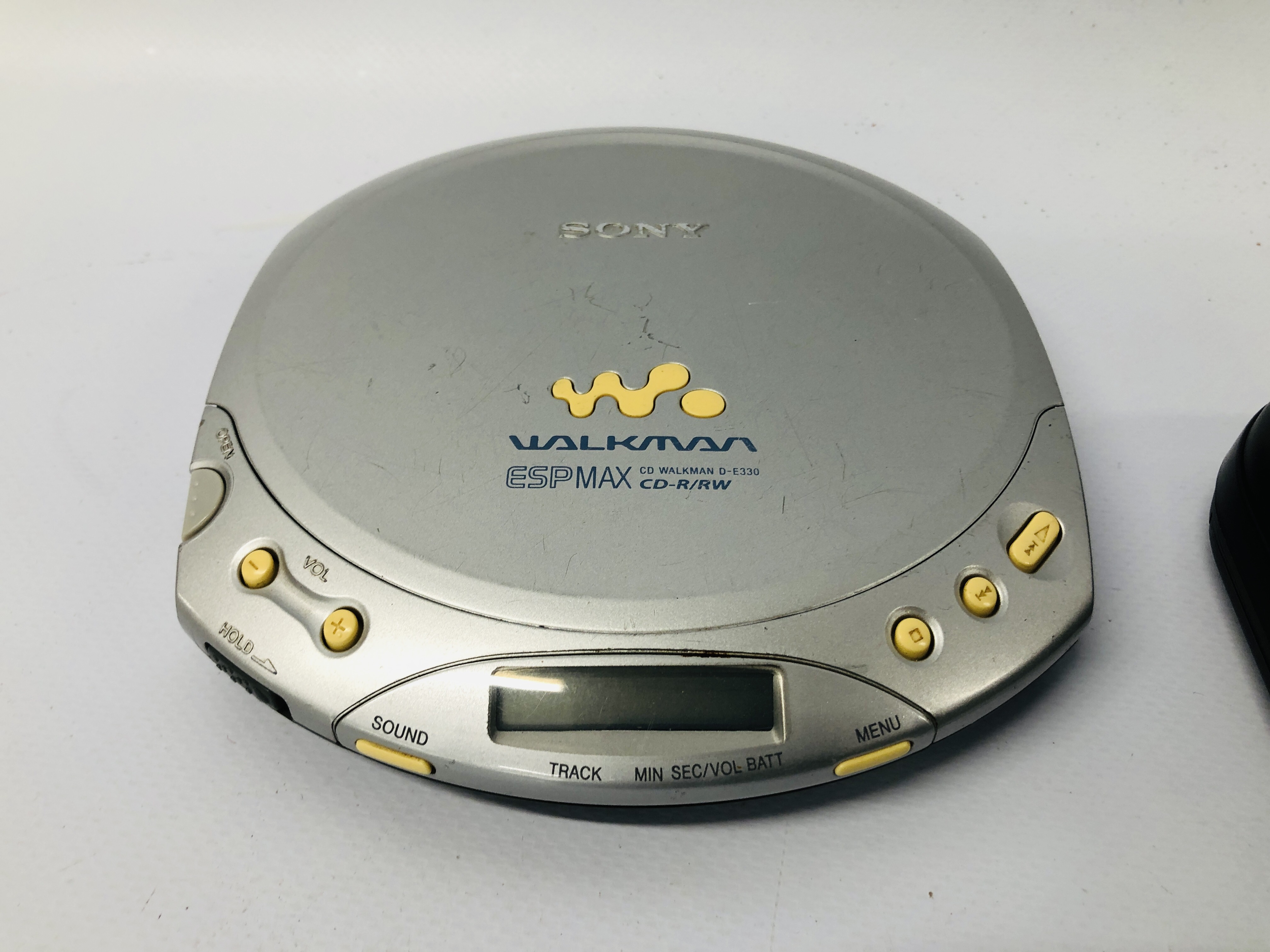 3 X WALKMANS TO INCLUDE SONY CD D-EJ2000, SONY CD ESPMAX D-E330, AKAI PD-X56 - SOLD AS SEEN. - Image 3 of 5