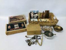 BASKET OF COLLECTABLES TO INCLUDE VINTAGE WOODEN PUZZLES, CHESS PIECES,