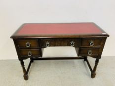 A MAHOGANY FIVE DRAWER KNEEHOLE DESK WITH RED FAUX LEATHER INSERT.